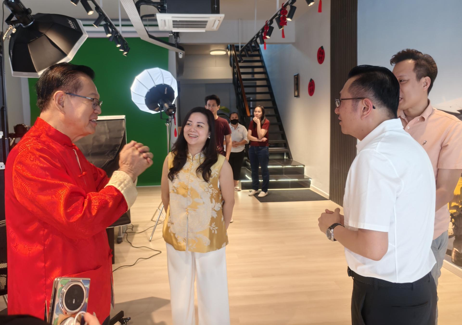 拿督斯里李景胜（左）向本报拜早年送祝福。