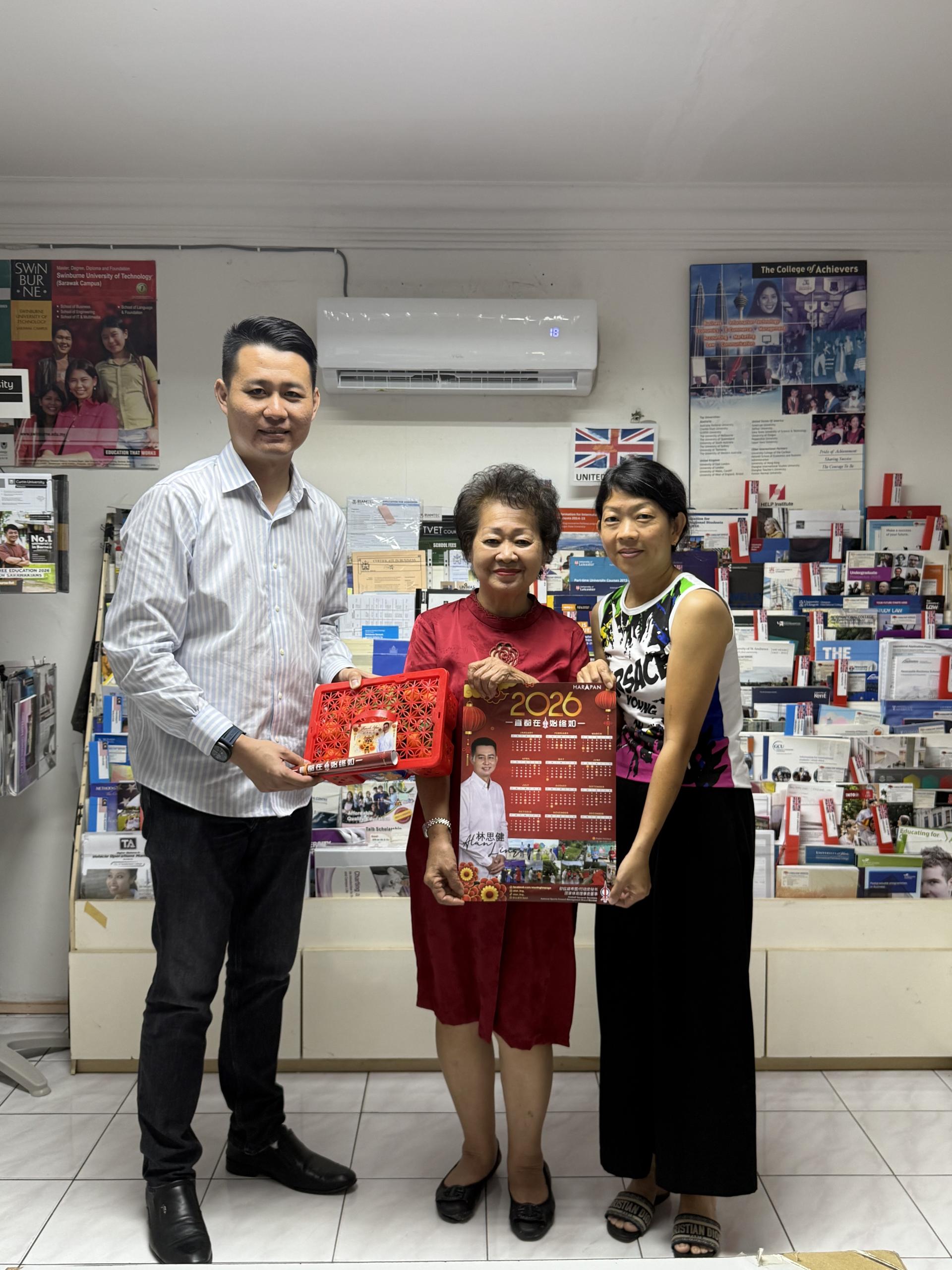 砂希望联盟兼行动党秘书林思健（左）赠送春节贺礼给配合其教育基金和活动的 L & P  Consultant Services 创办人林芳仙（中），以答谢她多年来在教育领域给予的帮助。