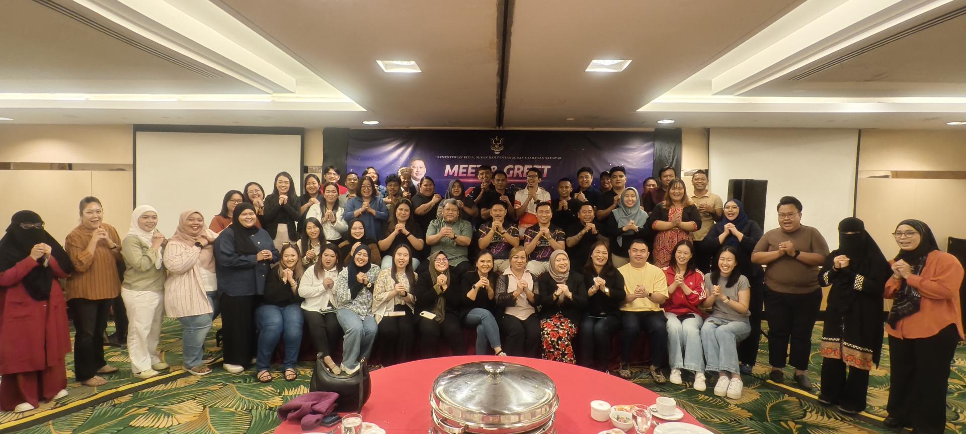 砂企业家发展部副部长拿督立宾拉曼出席2026年北砂区SYStartUP见面交流会，与50多名青年创  业者交流合影，并恭祝新春佳节快乐。