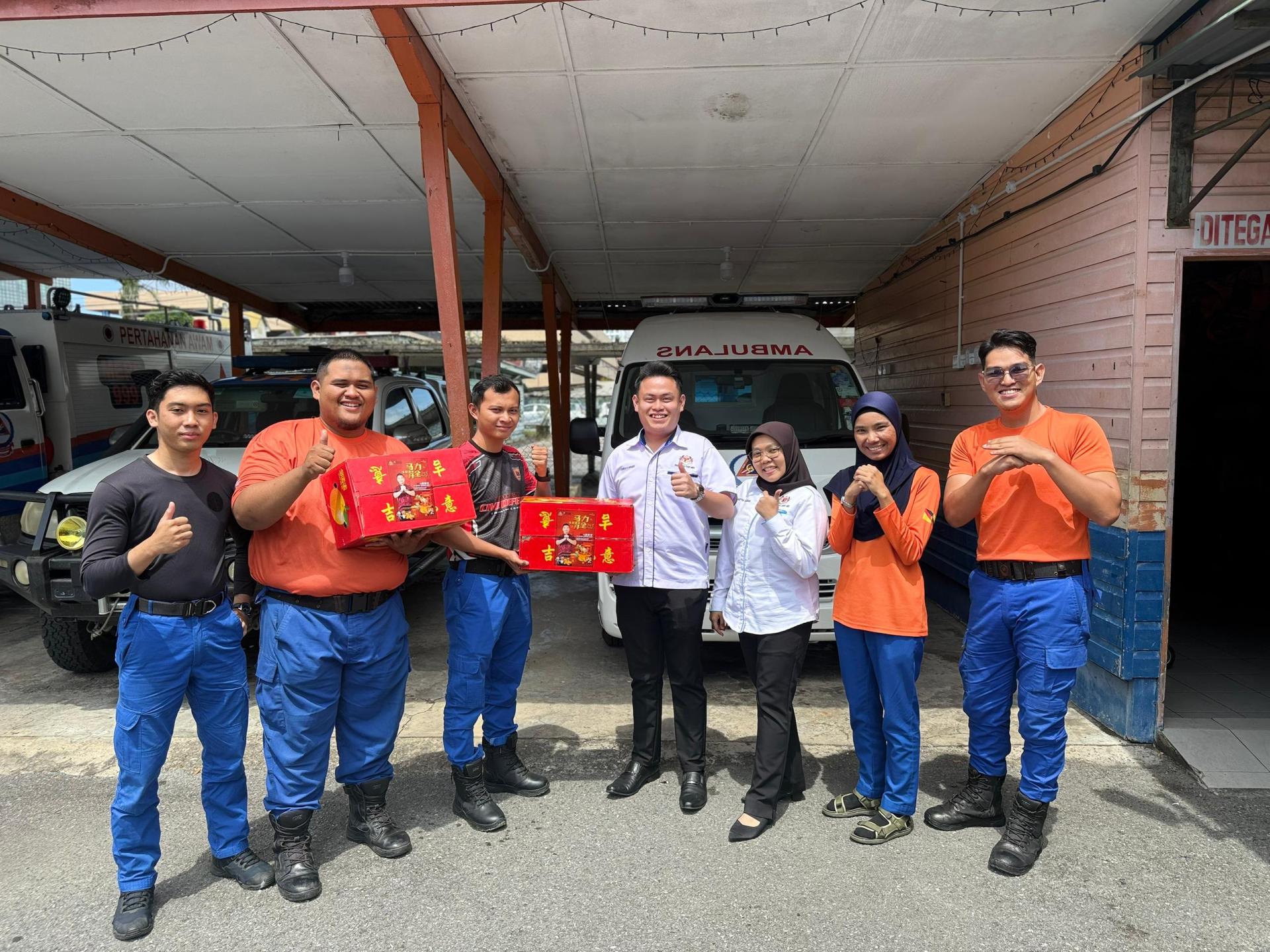 美里国会议员服务中心团队向民防部队赠送新春红柑。