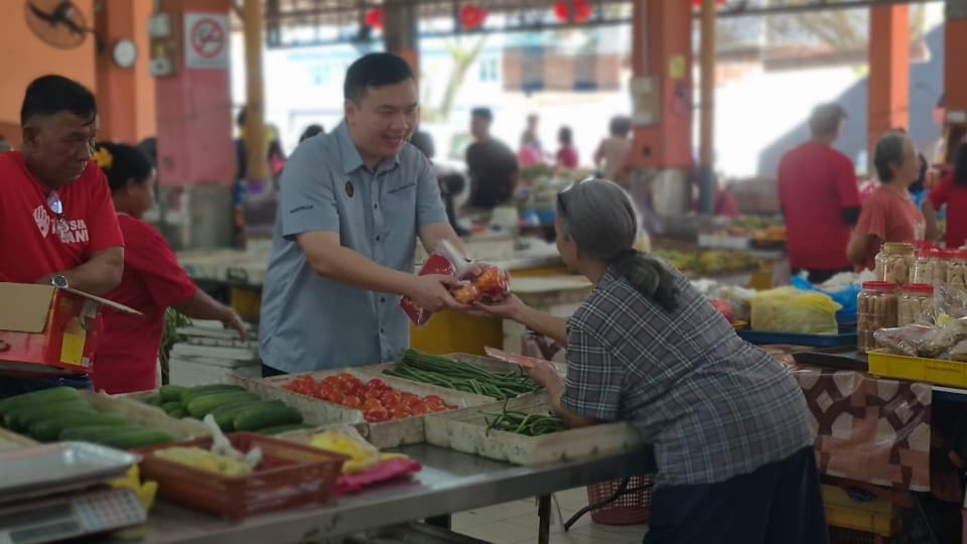 赵俊文向小贩派发年柑与红包封，送上新春祝福。
