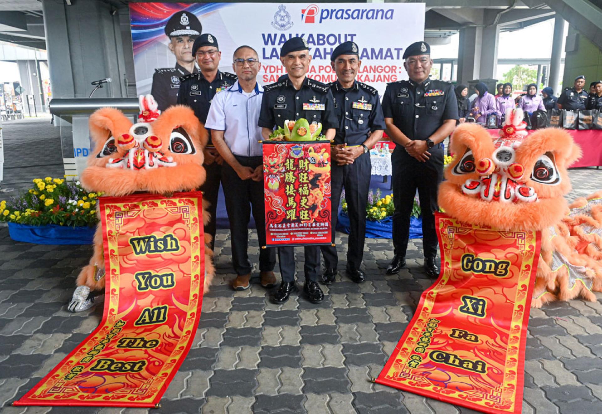 沙兹礼（中）等人与舞獅合照，左2是国家基建公司总裁兼集团首席执行员阿米尔韩旦。