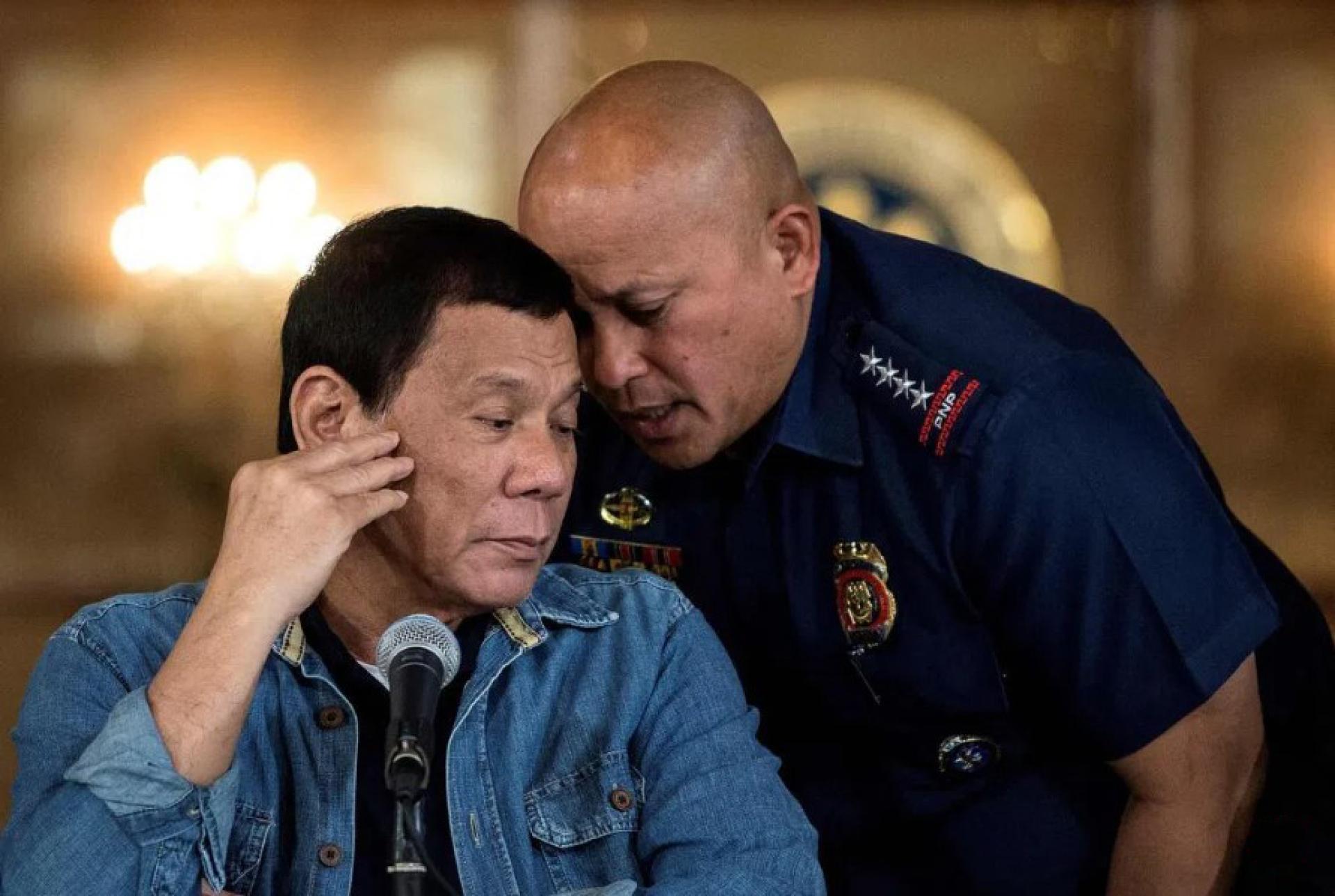 摄于2017年1月30日的照片显示，时任国家警察总长德拉罗萨（右）在马拉坎南宫一场记者会上，在时任总统杜特尔特身边低声耳语。国际刑事法院指控德拉罗萨是杜特尔特肃毒战的共犯之一。