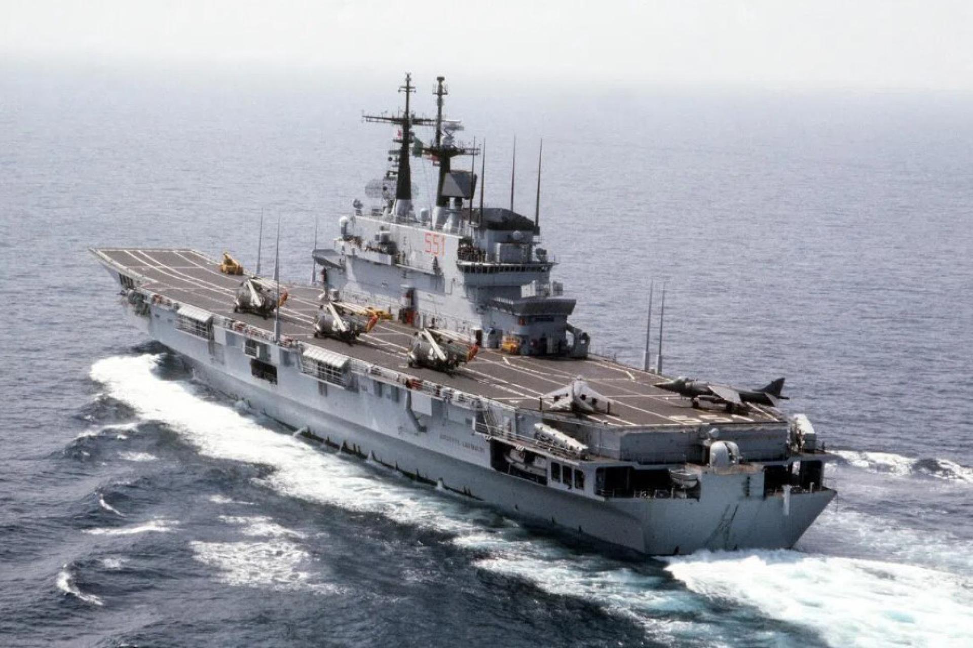 意大利准备将“朱塞佩·加里波第”号航母赠予印尼。这艘航母建于1981年，长度180.2米，可搭载固定翼飞机和直升机，具备电子对抗系统、雷达干扰能力及一系列防御武器。