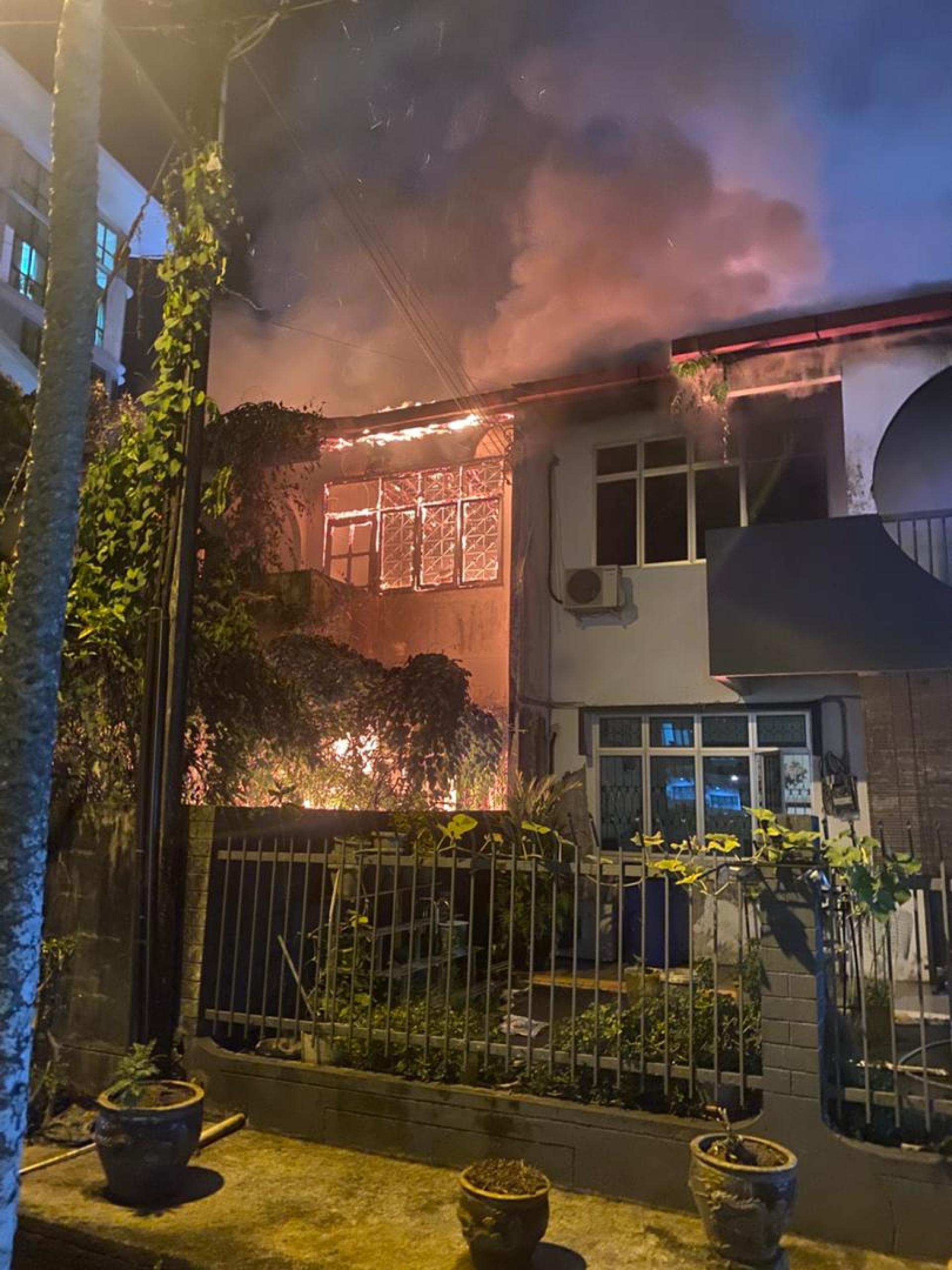 火势猛烈，导致率先起火的住家100%被烧毁。