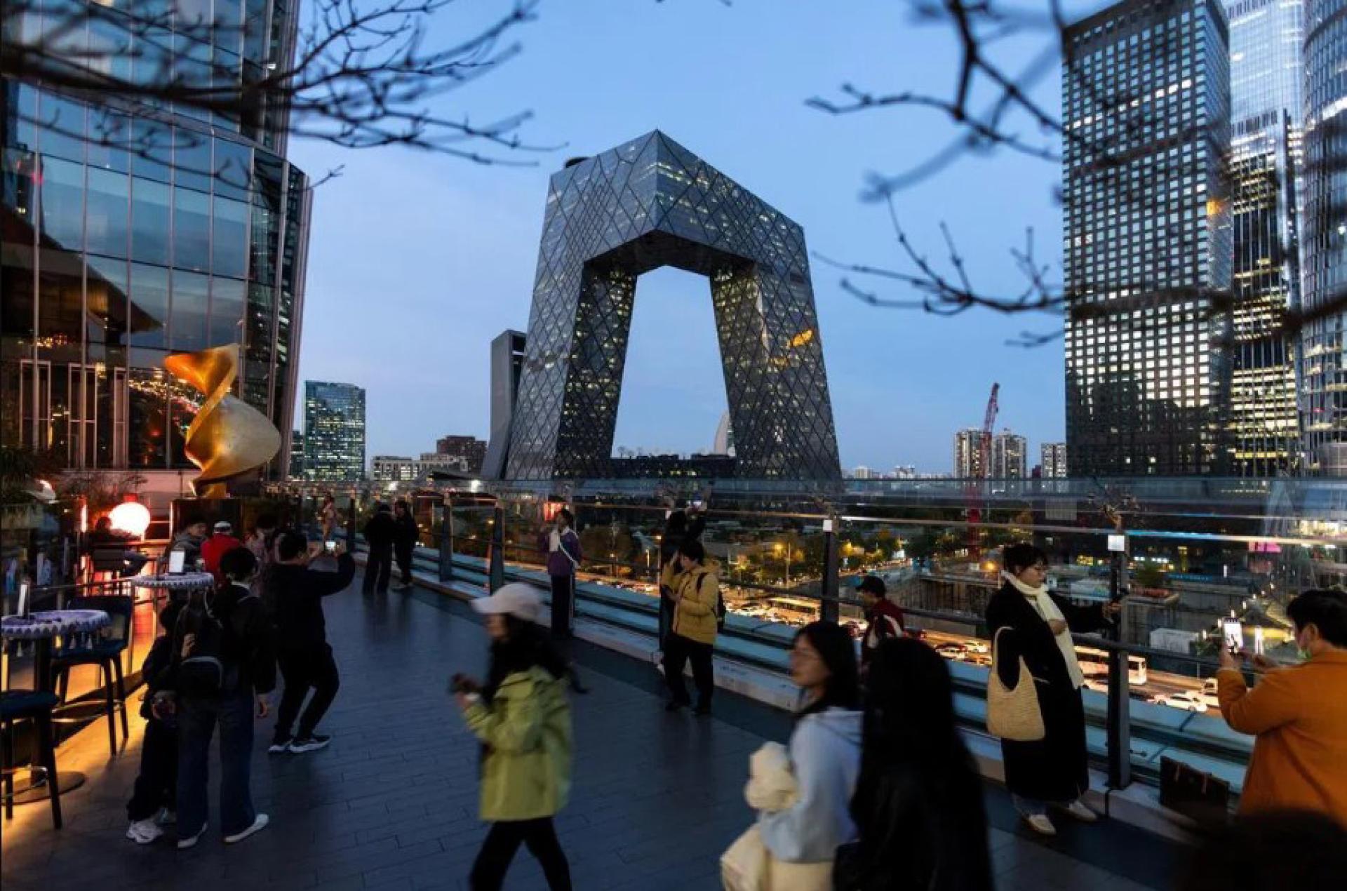 企业盈利前景转差，正给中国股市的后市蒙上阴影。投资者同时担心，春节假期的消费提振，可能不足以重新点燃这轮行情。图为去年11月的北京中央商务区。