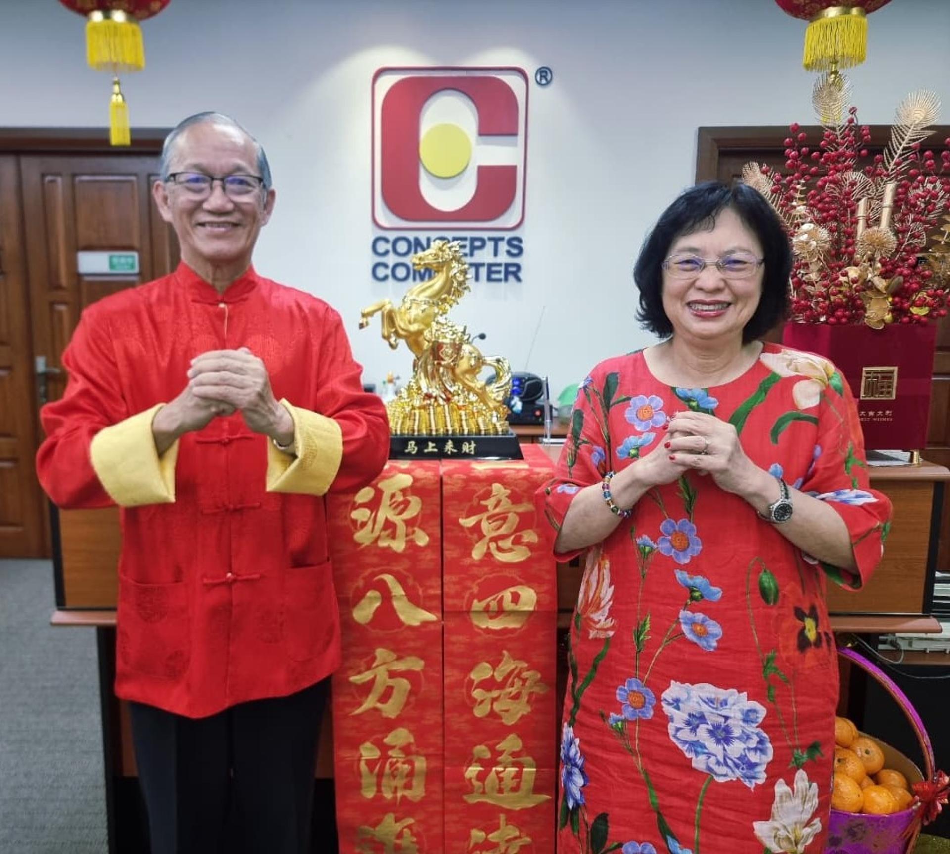 观念集团总经理，汶莱中华书画文化协会副会长包平生与夫人曾妙如向读者贺年