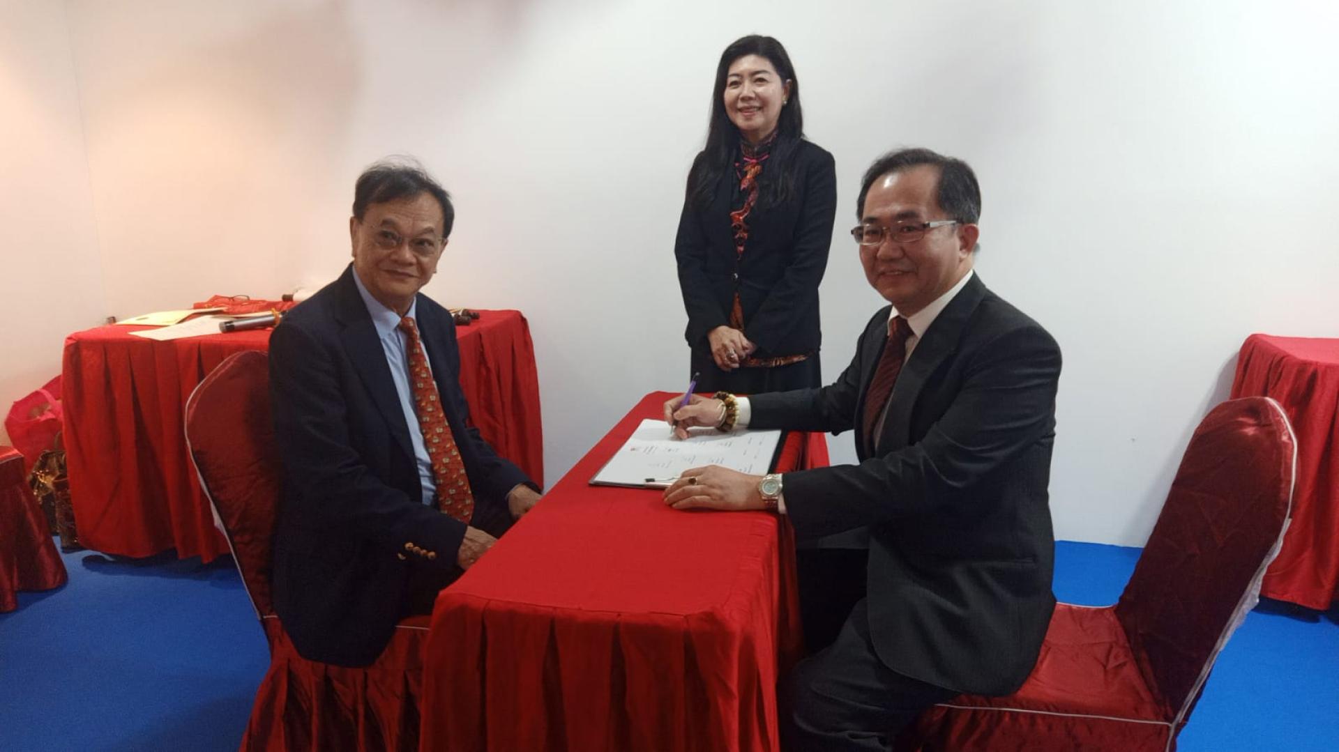 中华文艺联合会会副会长林源泰在李佩文律师的见证下签署委任状