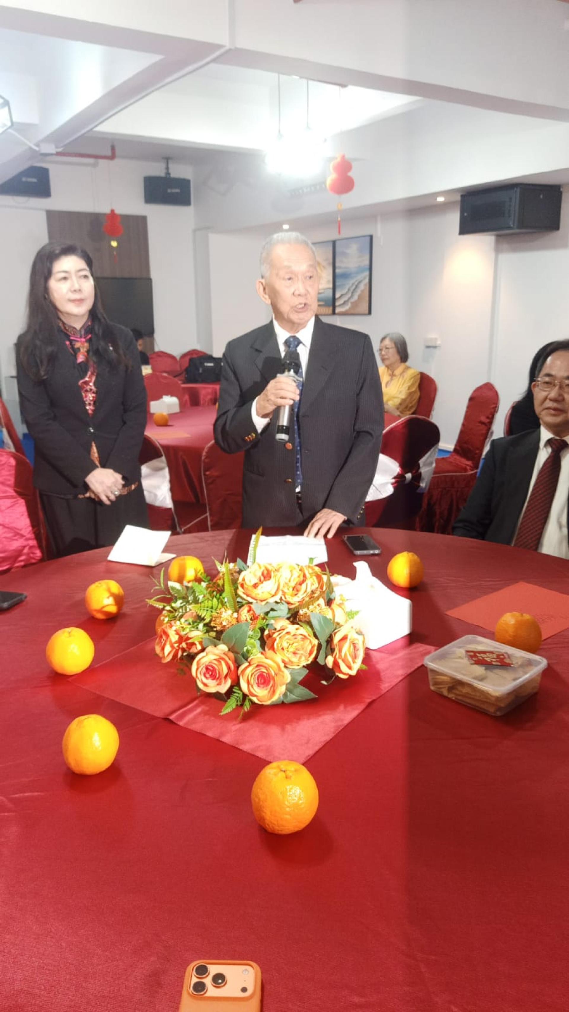 中华文艺联合会会卸任会长孙德安在会上致词
