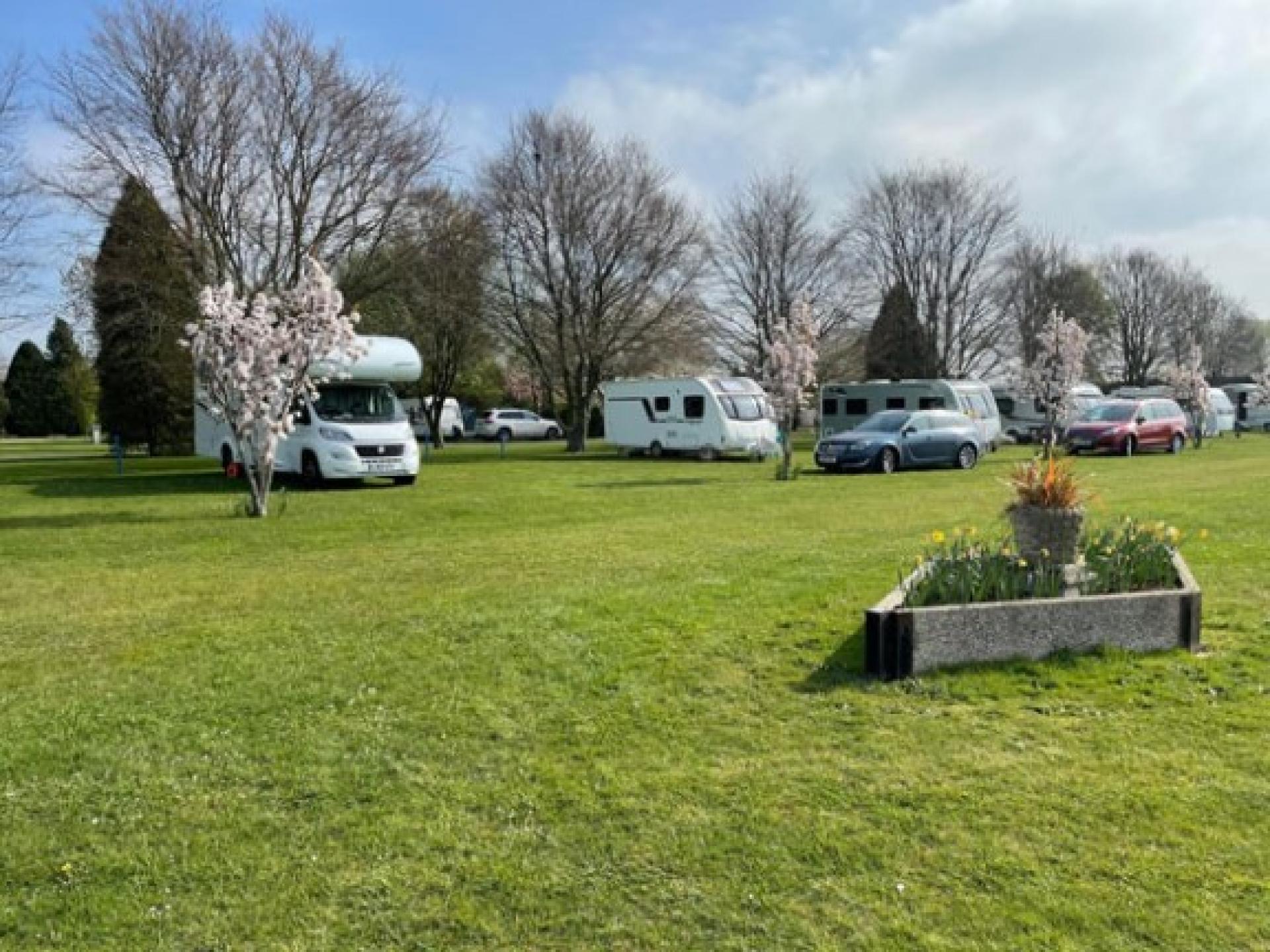 根据刘辉德在英国所见，不少旅居车营地依托农场利用宽广草地和自然景观，顺势发展营地业务。