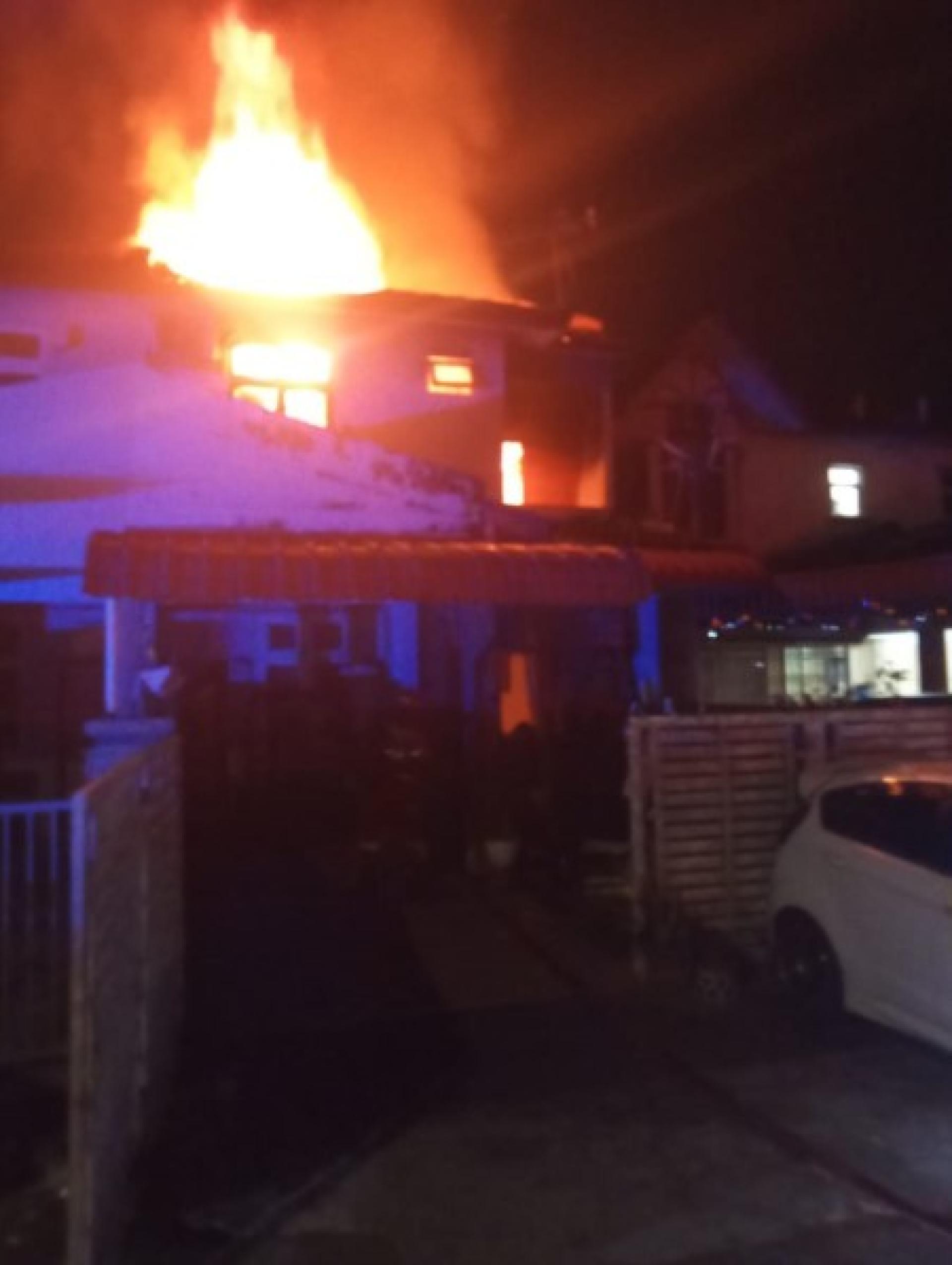 熊熊烈焰从失火的双层排屋冒起，屋内一名6岁男童不及逃生惨被烧死。