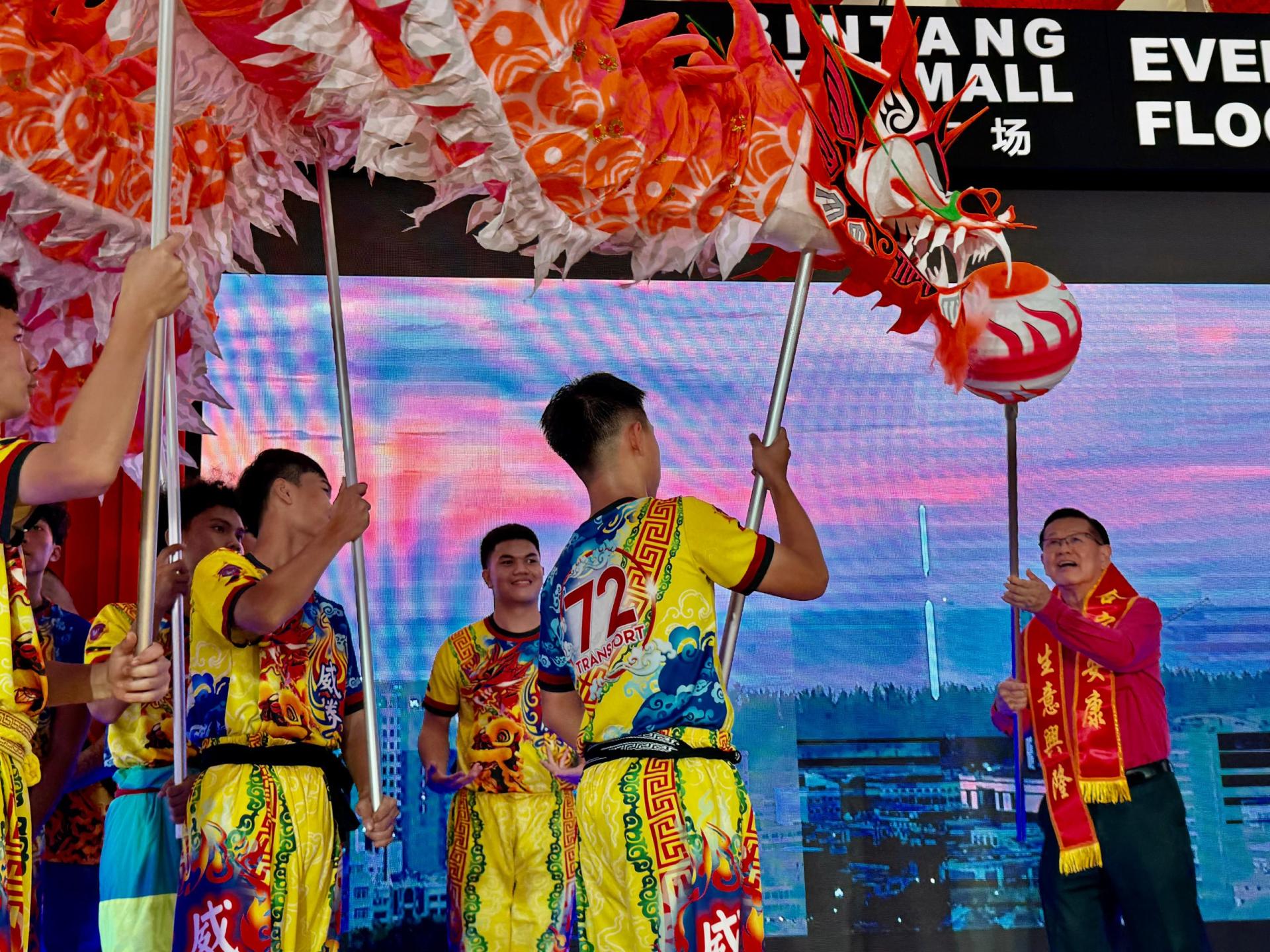 李景胜主持新龙点睛后引龙球耍龙。