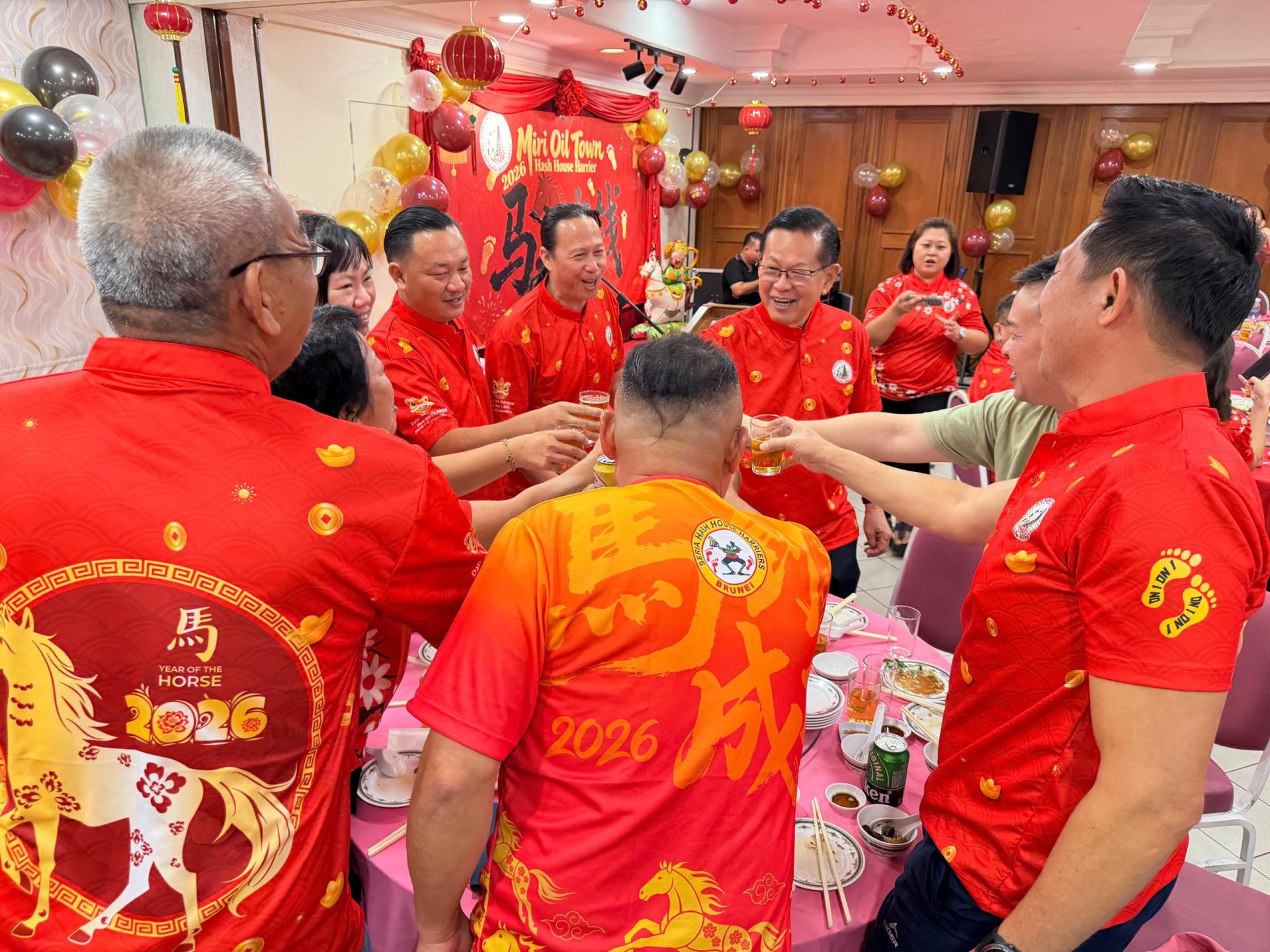 砂拉越交通部长李景胜（右）向大家敬酒贺新春。