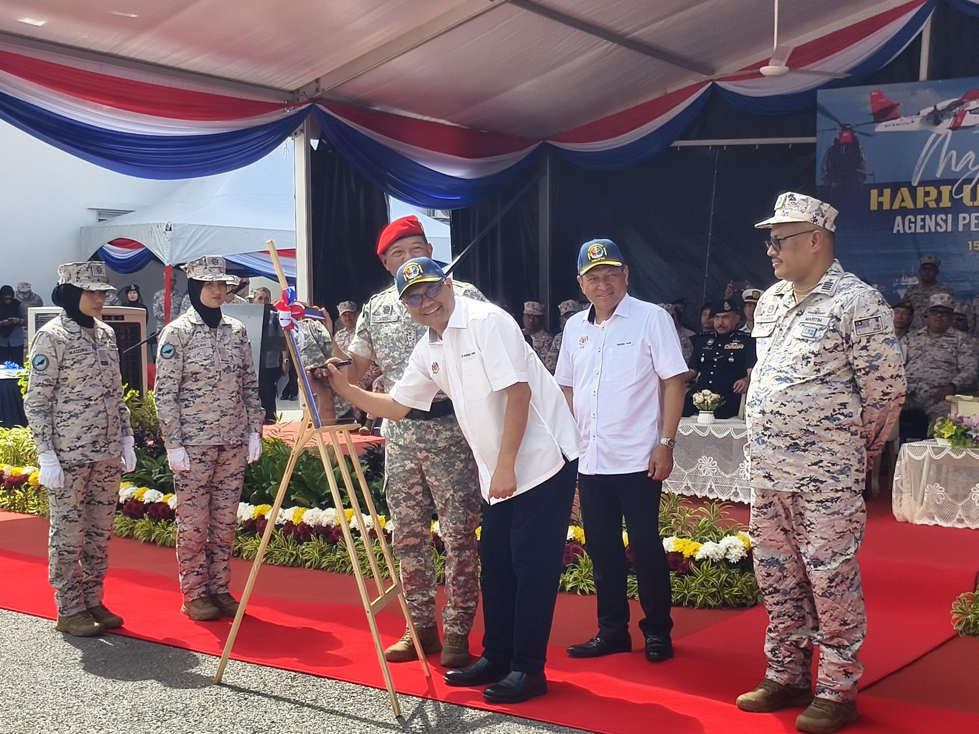 副内政部长拿督斯里沙姆苏阿努亚纳萨拉（右3）在美里海事区办事处落成典礼牌匾上签名，见证重要时刻。右4为马来西亚海事执法机构总监拿督莫哈未罗斯里海军上将。