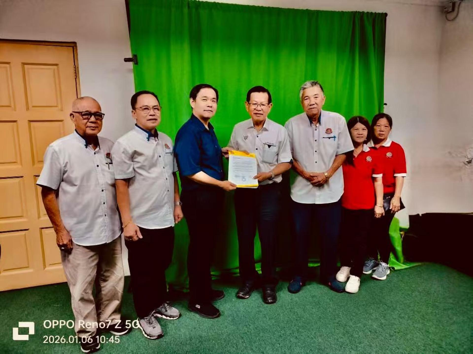 筹备会主席江吉雄（右3）移交邀请函予晚宴主宾砂交通部长拿督斯里李景胜；左2为美里广宁公会会长邵米华及筹备成员合影。
