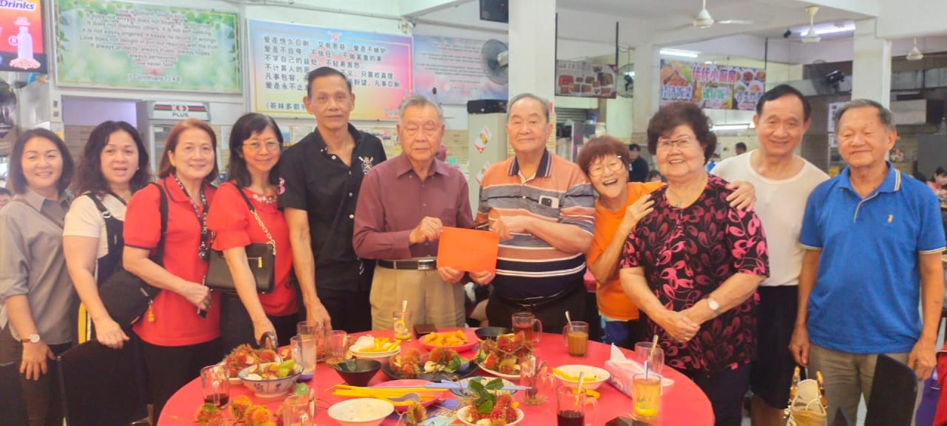 筹备会主席陈绍富（左6）拜访永久名誉会长李玉生及顾问关春花移交邀请函。