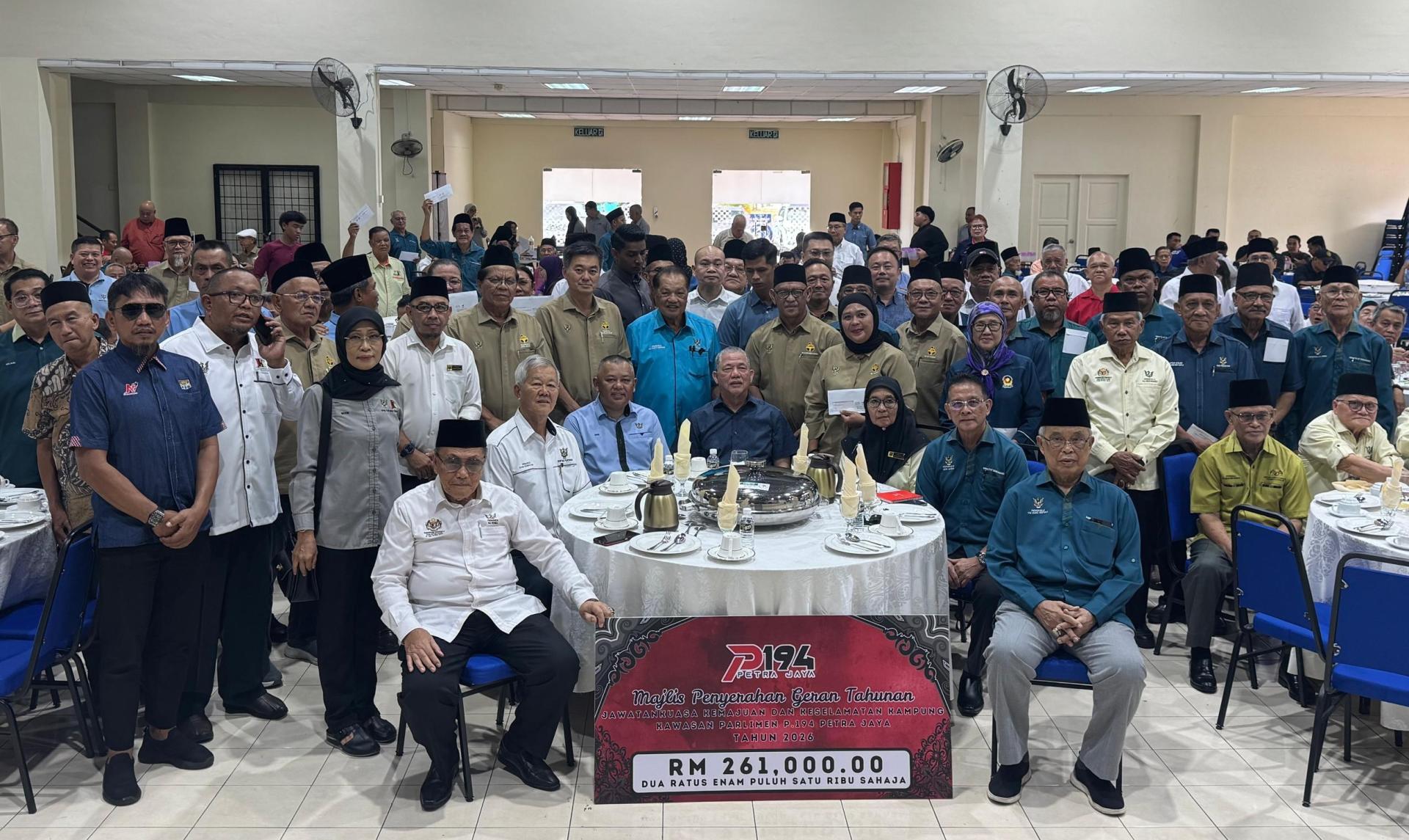 拿督阿玛法迪拉尤索（中）与受惠单位代表合影。