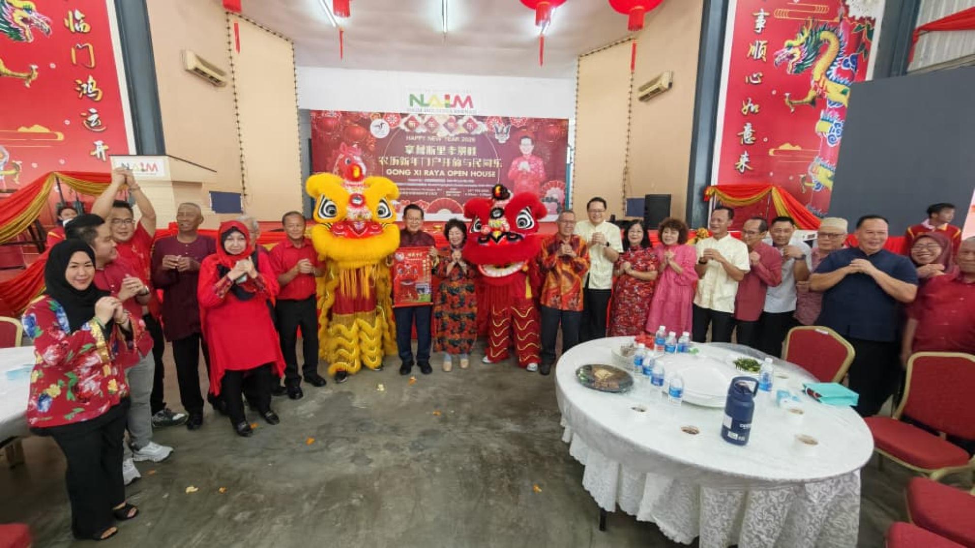 拿督斯里李景胜伉俪（左8和9）率领众社区领袖、市议员向莅临现场的群众贺年。