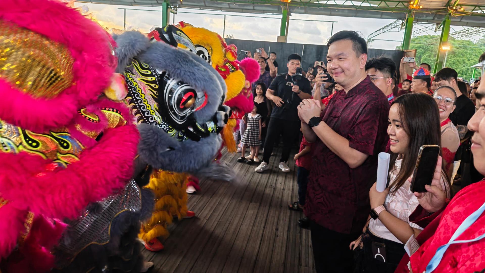赵俊文接受来自美里四面佛瑞狮团的到来贺岁。