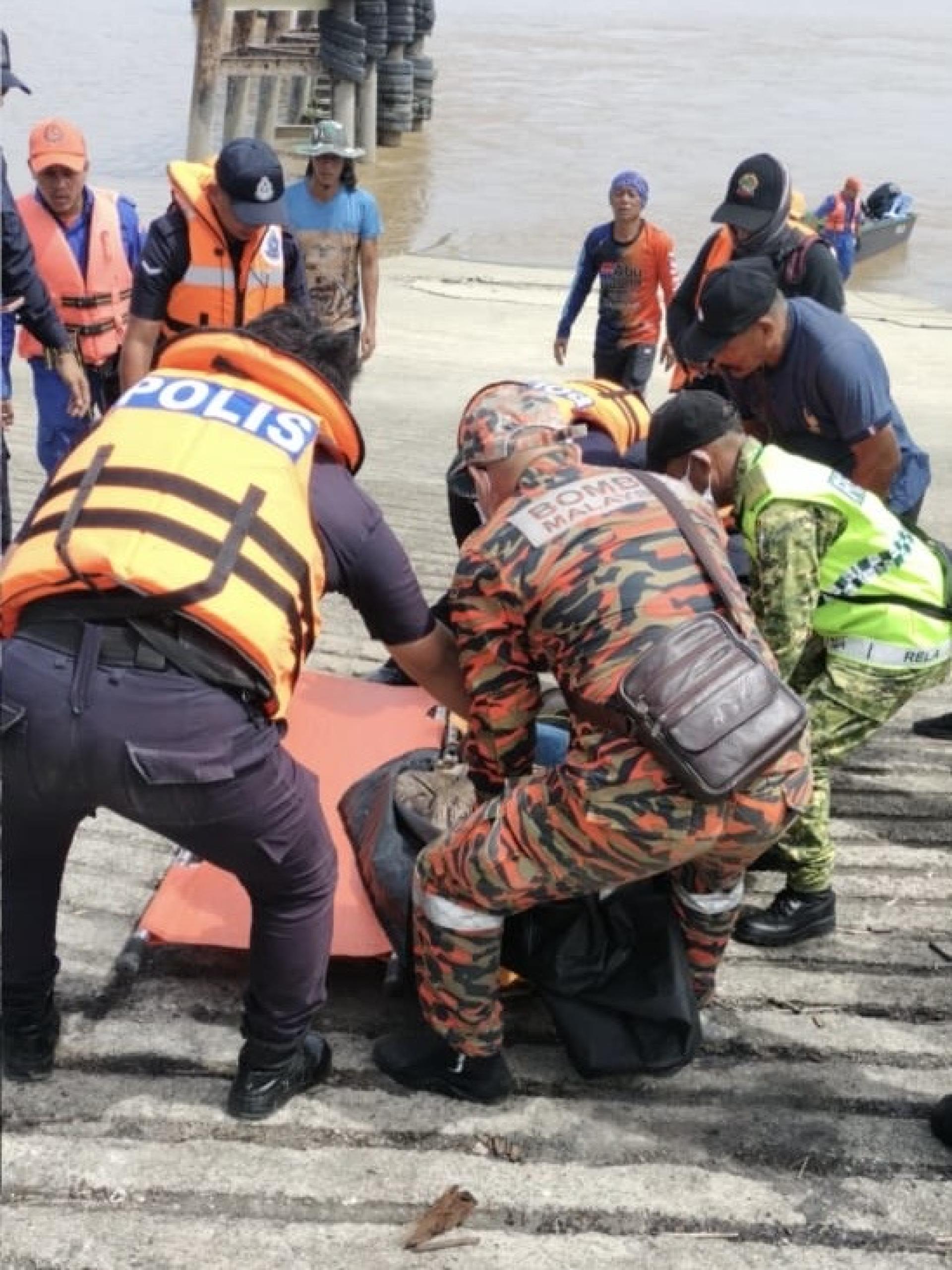 死者遗体被抬上岸。