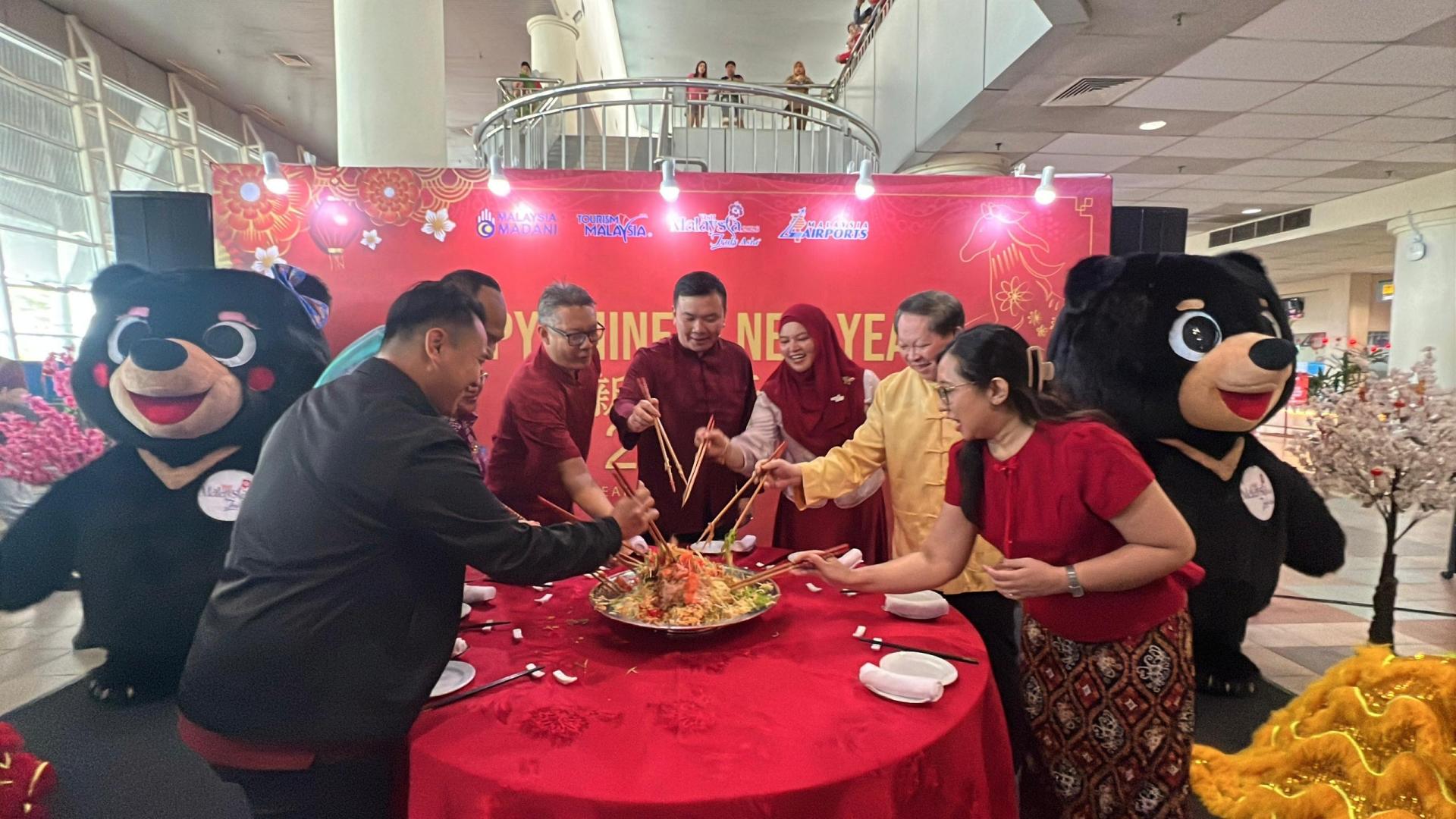 赵俊文（左4）与机场管理部门高层、航空公司代表等一同捞生。