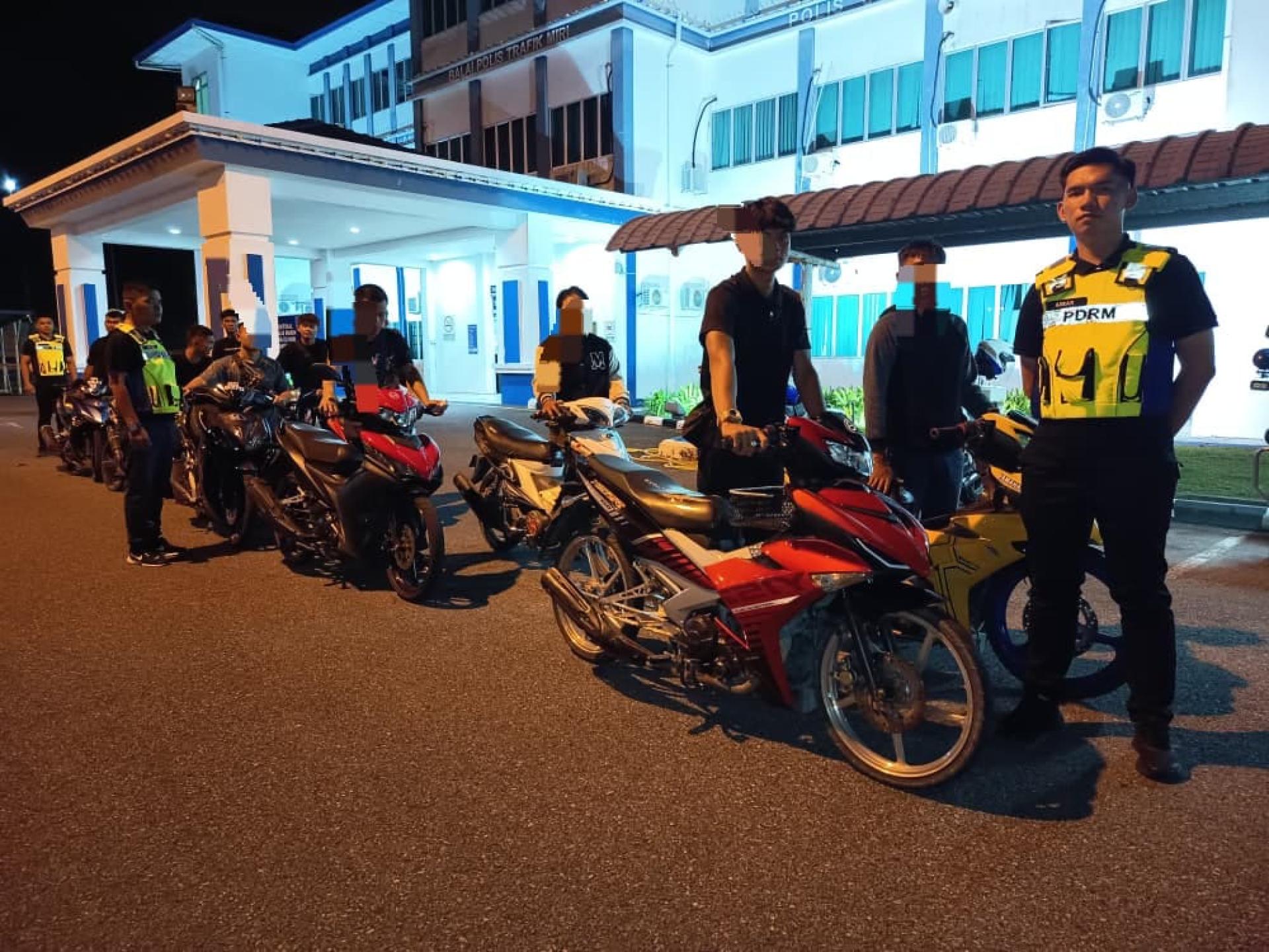 美里警方展开“街头流氓行动”，扣押10辆摩哆。