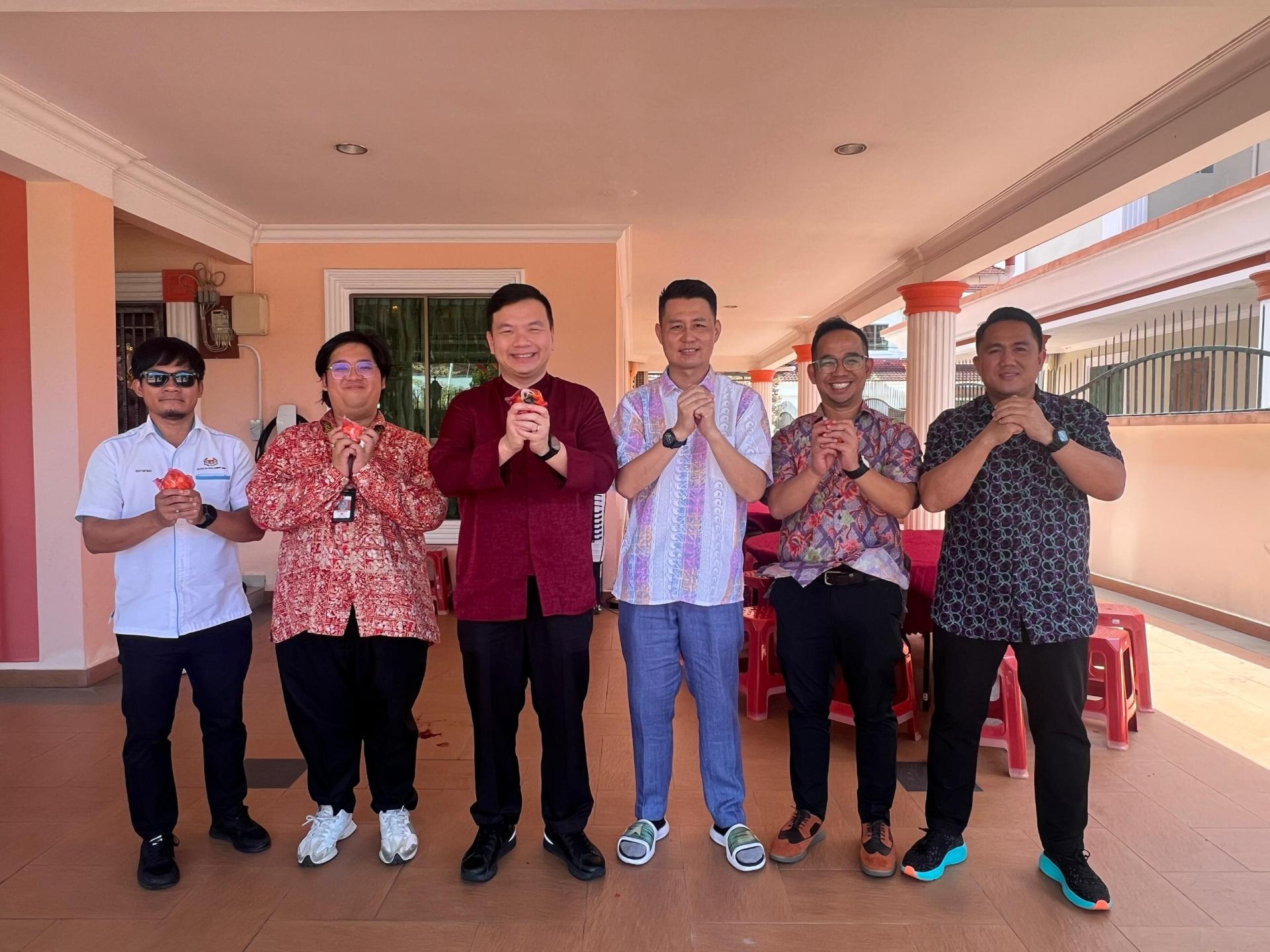 副部长赵俊文（左3）和国家体育理事会董事林思健（右3）向各界人士贺年，感激大家给予的支持和鼓励。