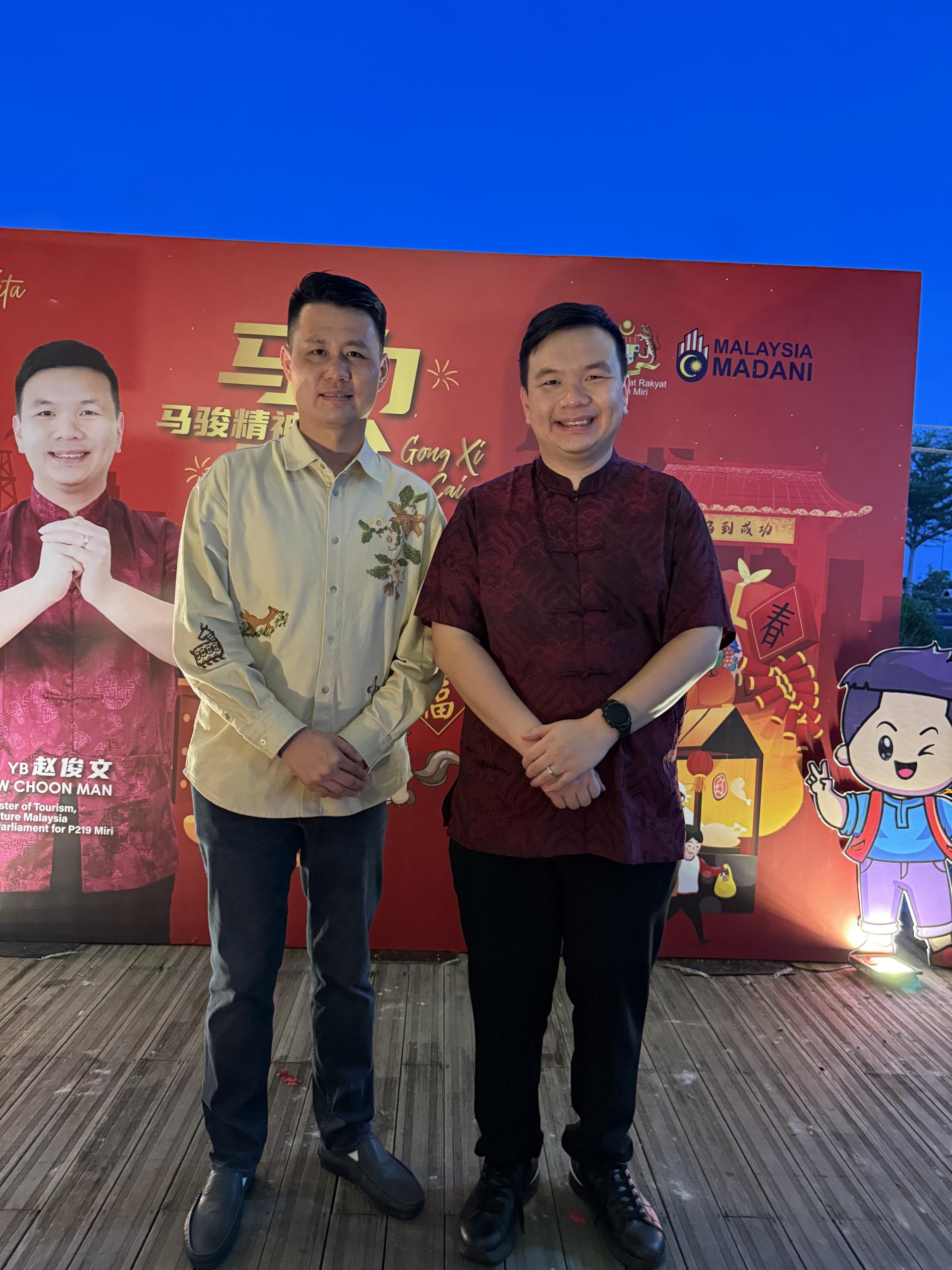 左是国家体育理事会董事林思健和副部长兼美里国会议员赵俊文在其新春开放门户活动上合影。