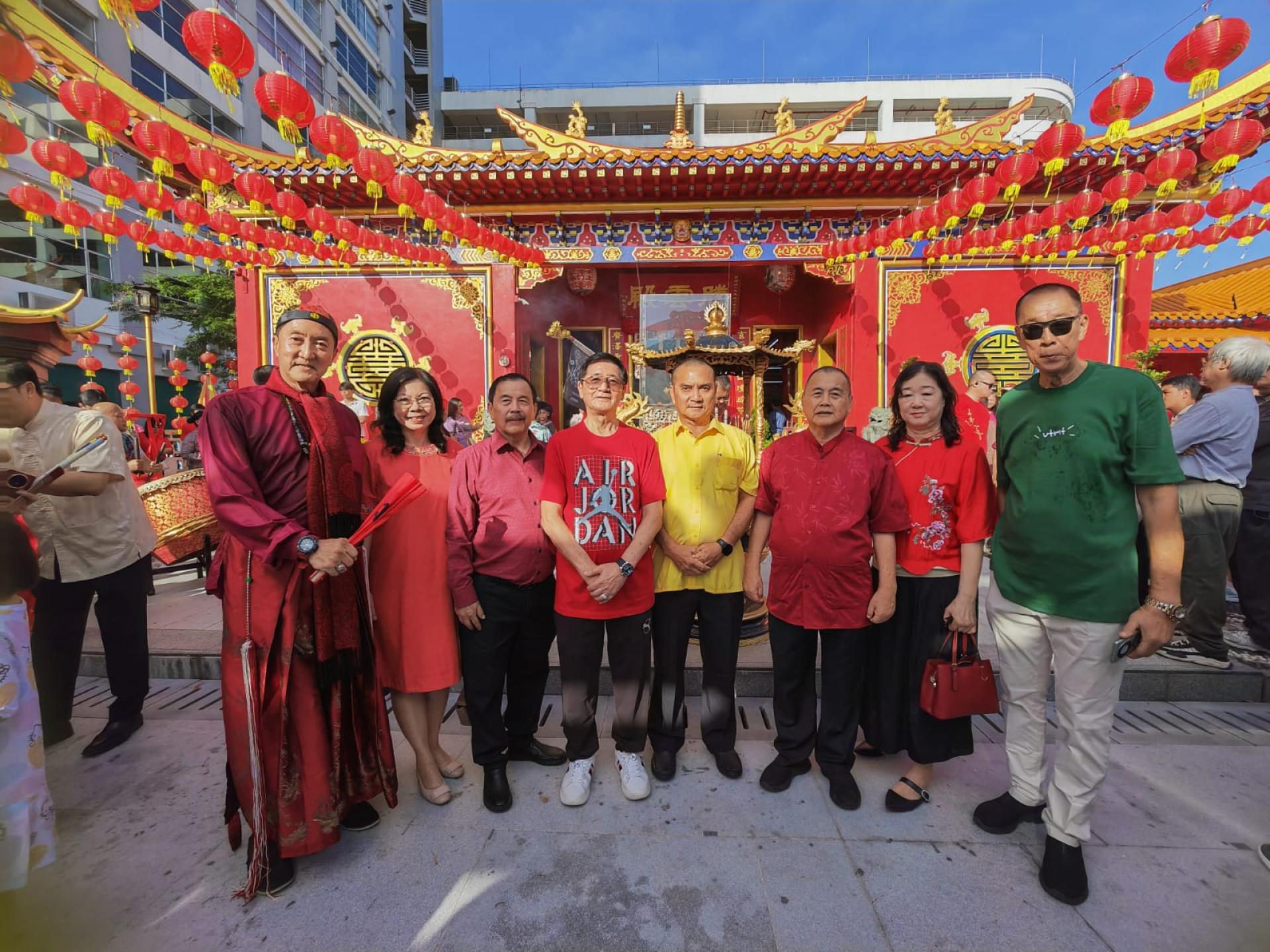 腾云殿董事长李永贞移交善款予汶中校长许月兰