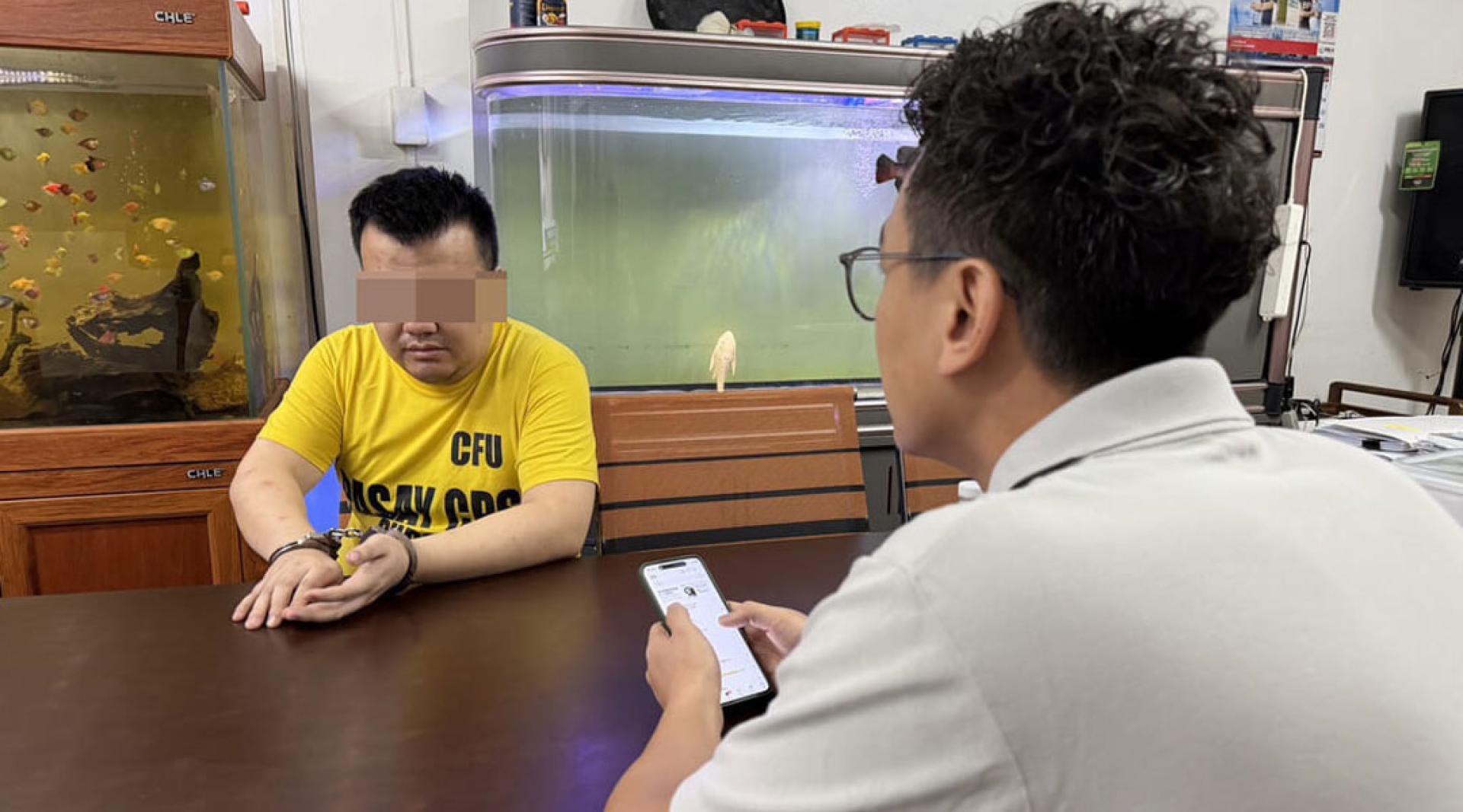 马尼拉华人区杀人分尸案，落网凶嫌（黄衣）持伪造台湾护照自称台湾人。（图：中央社）