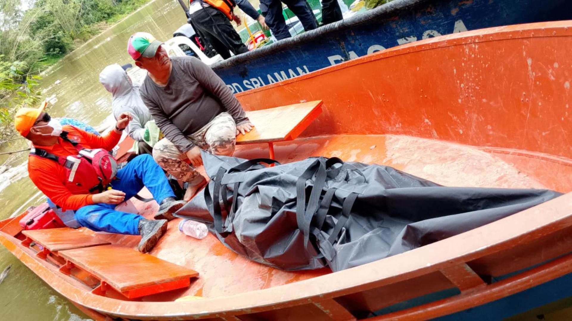 上午11时，遗体移交警方采取进一步行动，并于11时30分抵达迪沙s上游码头，随后经水路送往斯里阿曼医院。