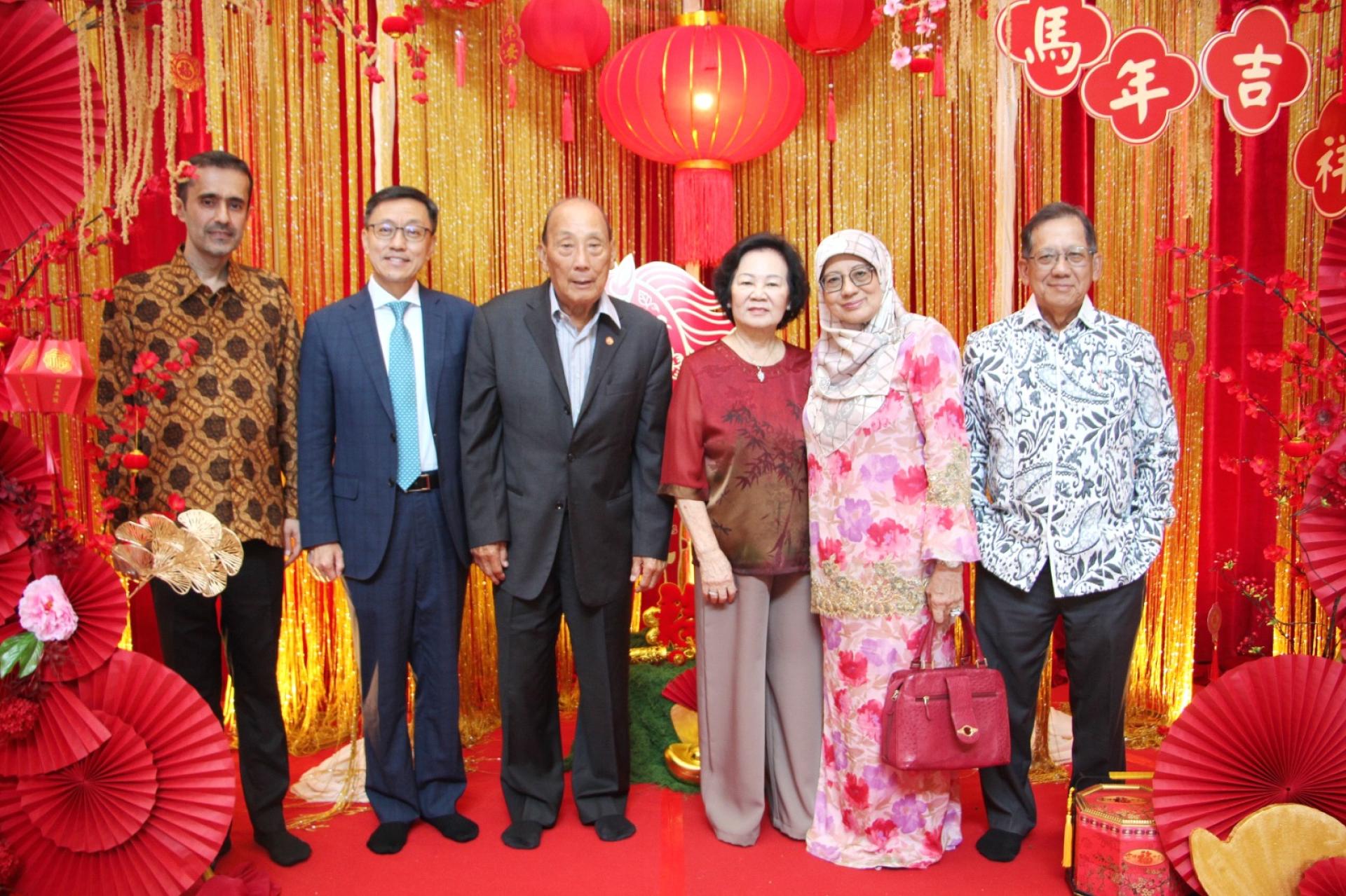 丕显甲必丹拿督吴景进伉俪与贺年嘉宾国会议员丕显拿督苏优伉俪及中国驻汶莱候任大使陈少春等人合影。