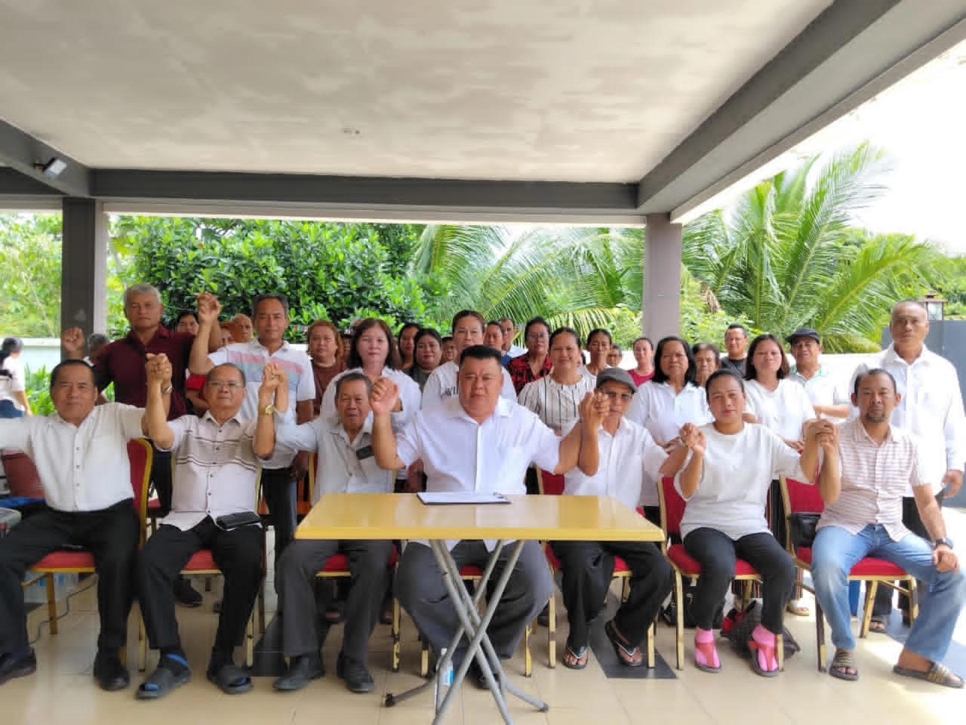 杜克詹腾 （中）与 土团党民都鲁区部党员周二宣布集体退党。