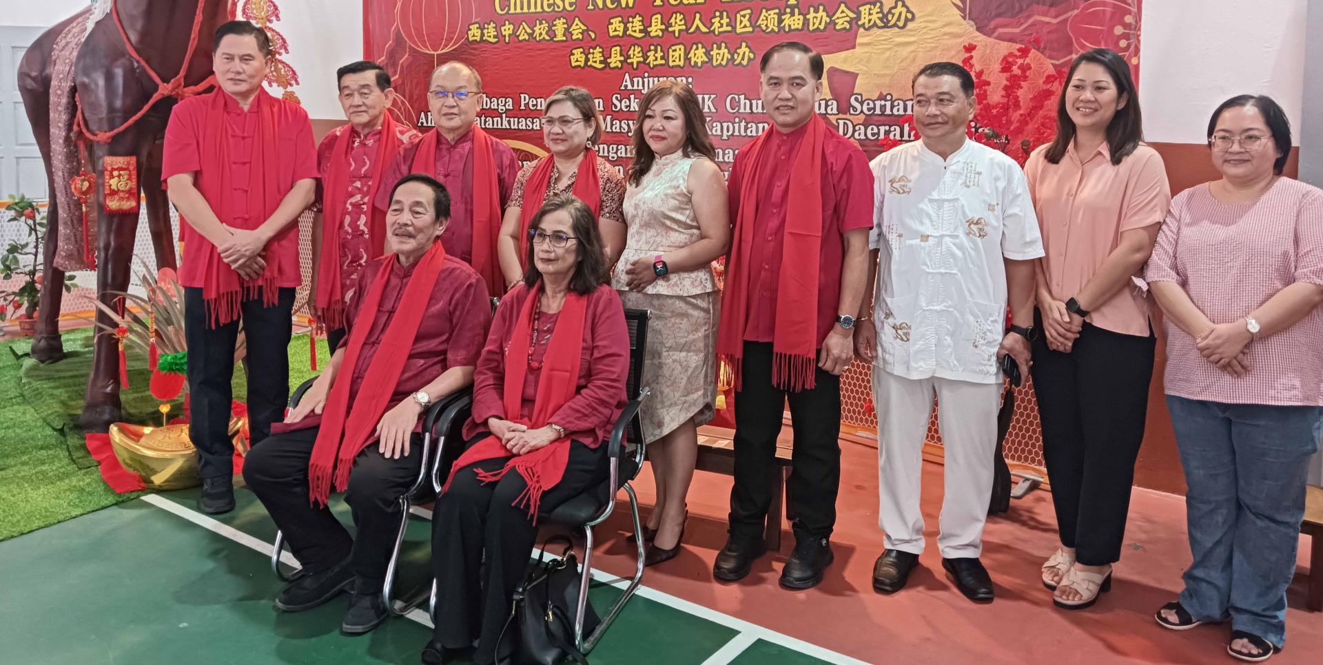 砂创新与社区发展部长兼打叻区立法议员拿督罗伦沙嘉及夫人与西连县华社代表合影。