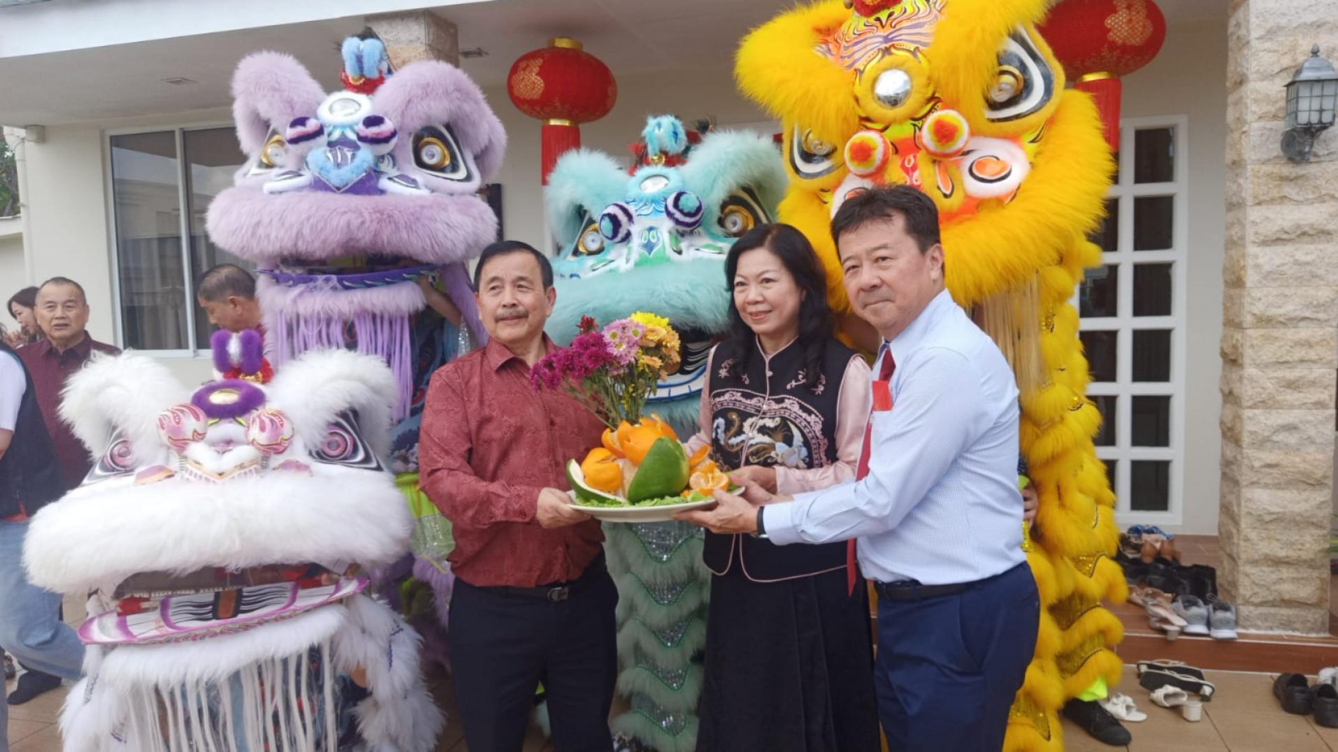 汶中董事长杨德振移交聚宝盆予副董事长林登财伉俪