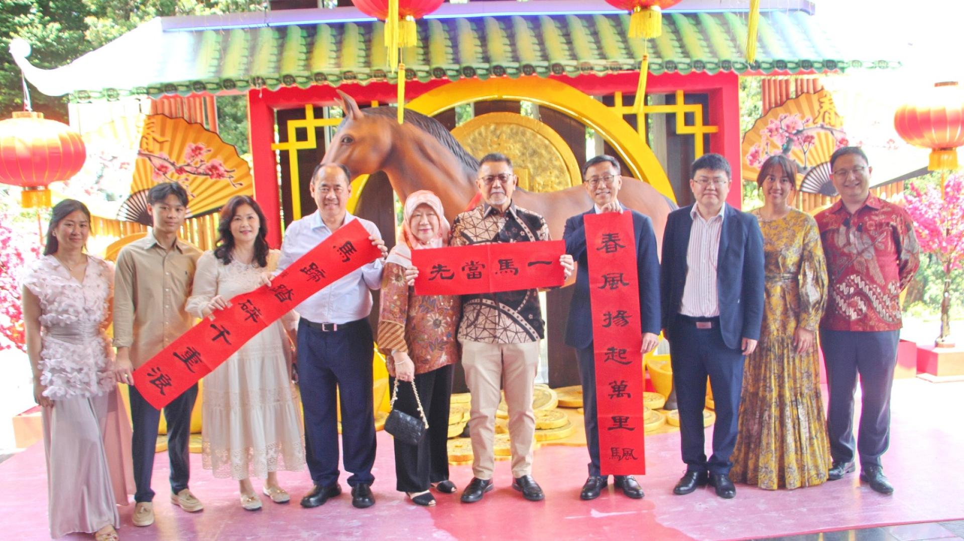 中国驻汶莱大使馆公使衔参赞陈川、中国候任大使陈少春、马来商人慕西迪伉俪向联利广告设计公司董事经理陈嘉兴伉俪与家人贺年时合影。