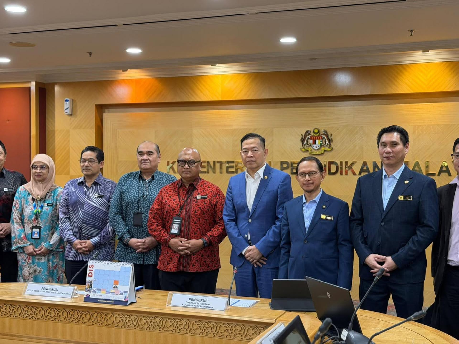 双方代表合影。