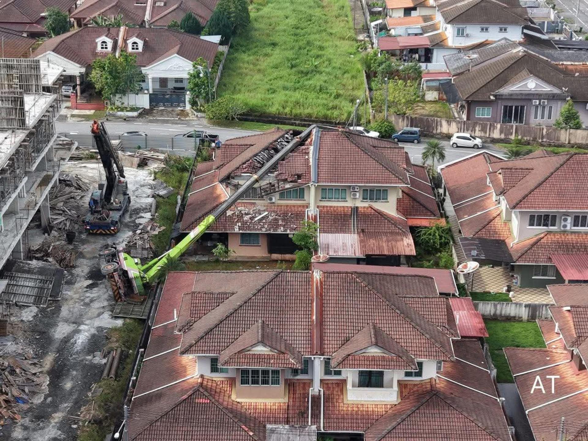 相关工地起重机早前不慎倾倒并压到隔邻的两所房子。