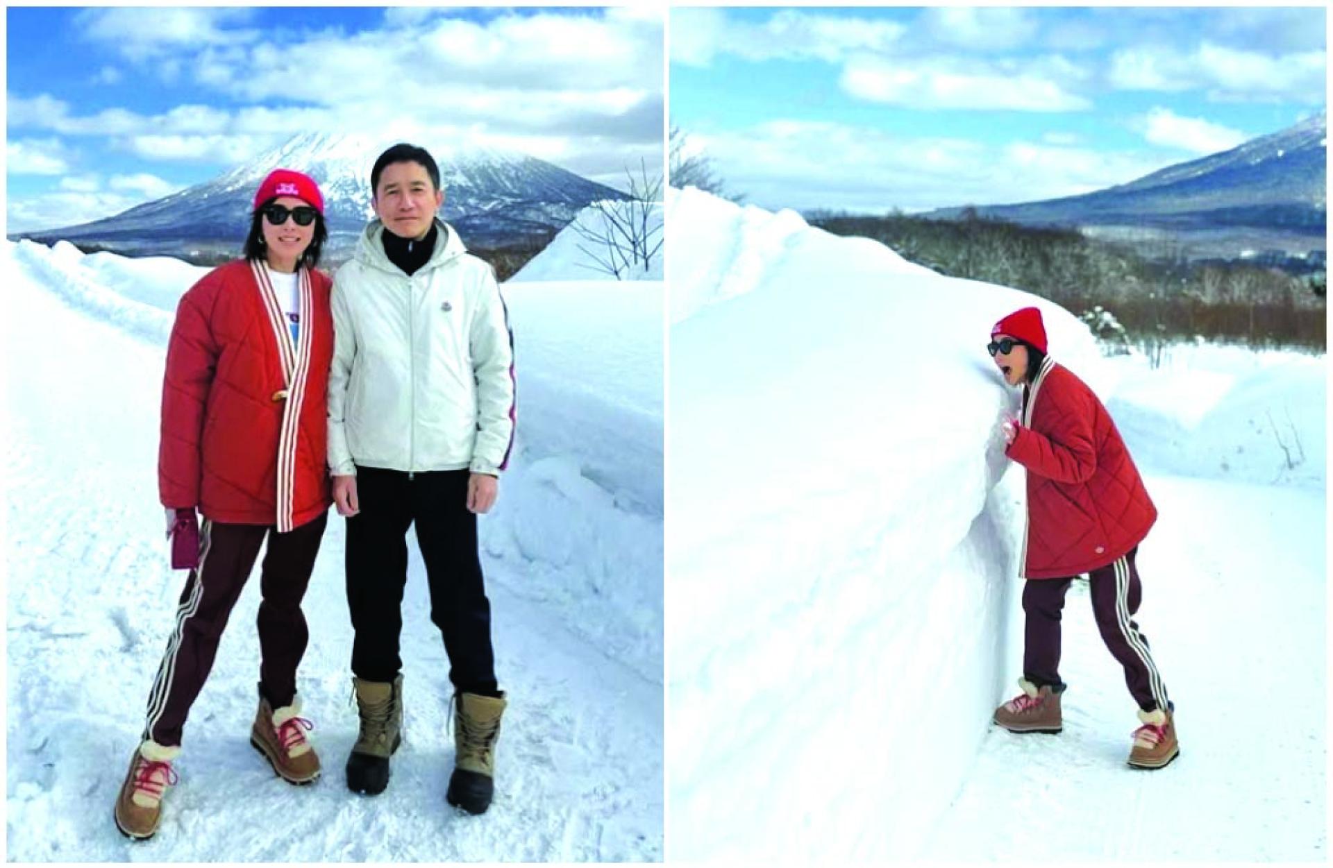 刘嘉玲山下俏皮“吃雪”，老公梁朝伟合照表情腼腆，一动一静成超萌反差画面。