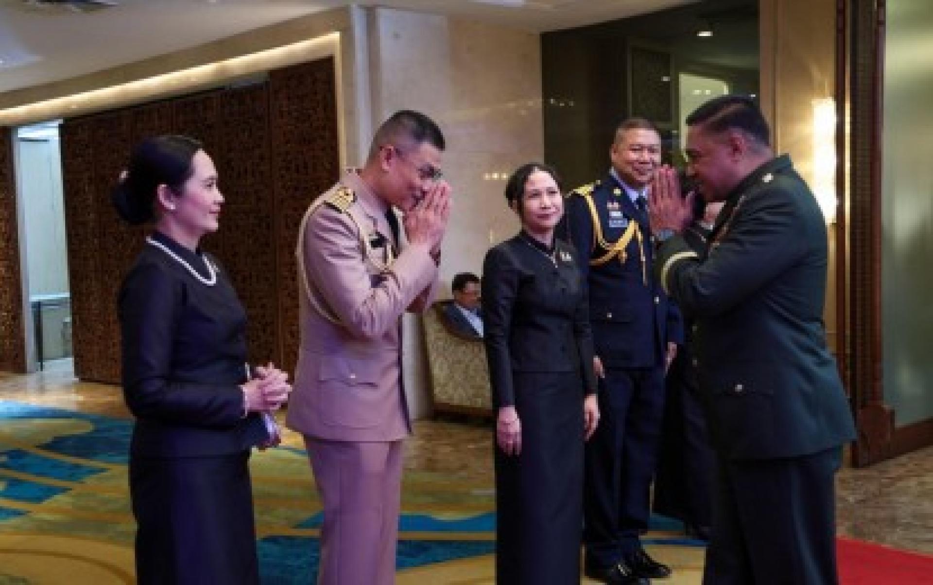 菲律宾武装部队总司令布劳纳（右）在马尼拉出席2026年泰国皇家武装部队日招待会，与泰方官员互致传统问候。