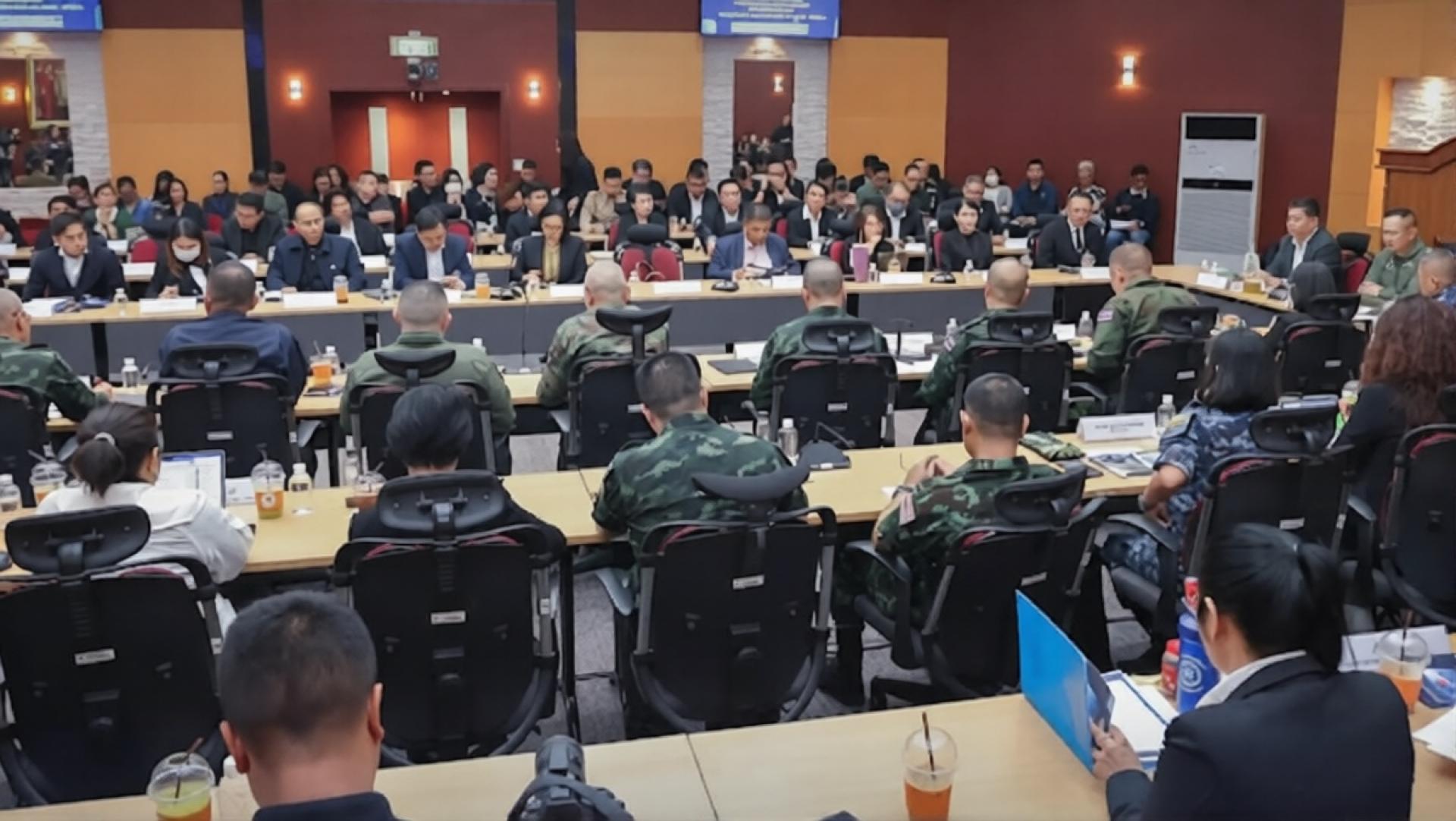 会议汇集陆、海、空军及警方和武装总部代表，澄清各区域事实，并听取媒体建议。