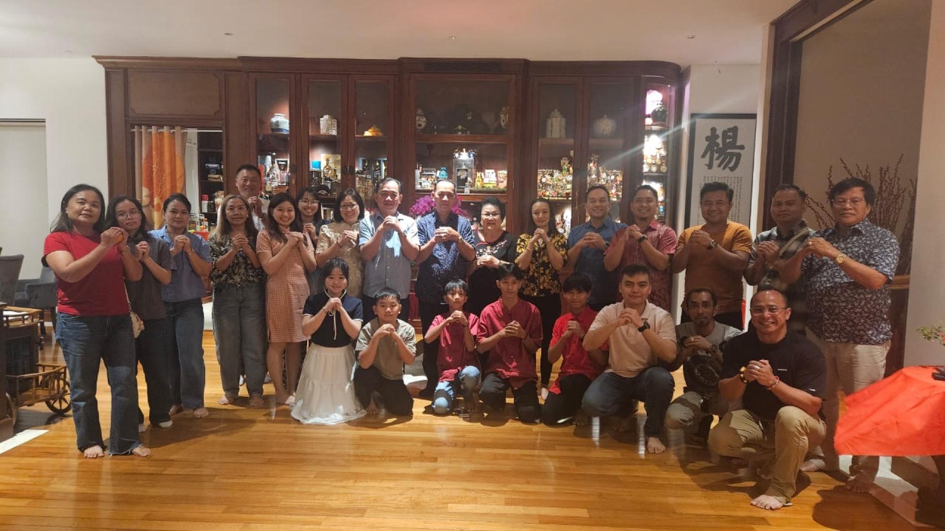 砂公共卫生、房屋及地方政府部副部长拿督朋光（后排站者左10），以及各党员向民进党青年团团长杨洪林家人贺年时合影。（后排站者左9）