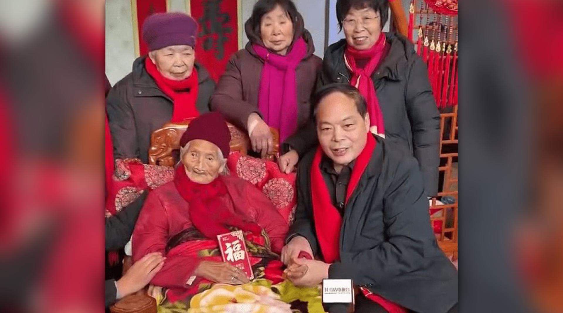 蔡氏家族后人向家中的104歲大家长蔡潘氏老婆婆（前排左）拜年。