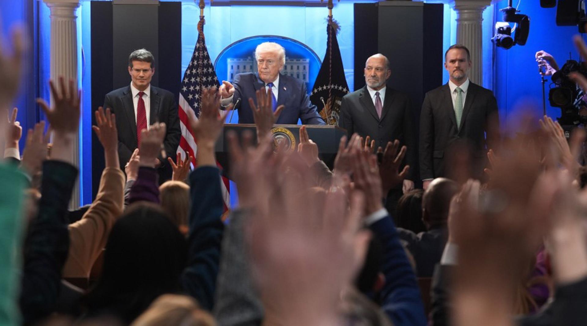 特朗普（左二）于同日召开记者招待会，称对法院的裁决深感失望。