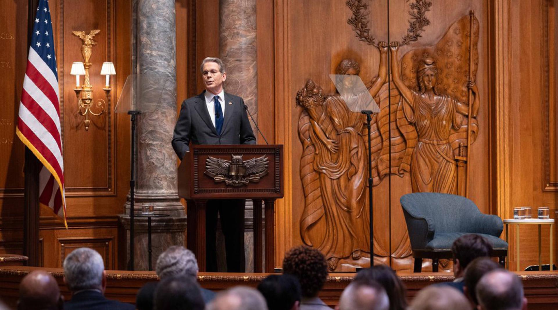 美国财政部长贝森特20日在达拉斯经济俱乐部活动中被问及潜在的关税退款，他称“感觉美国人民不会得到好处”。