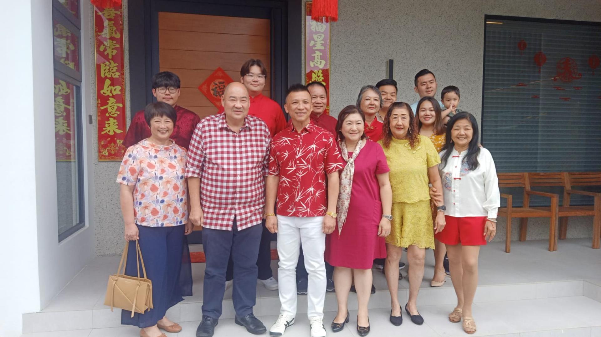 汶莱华人婚姻注册官兼斯市中华总商会会长暨汶莱福建会馆永久名誉主席林汉璋伉俪等人向汶莱福建会馆青年团团长蔡信喆伉俪贺年时合影。