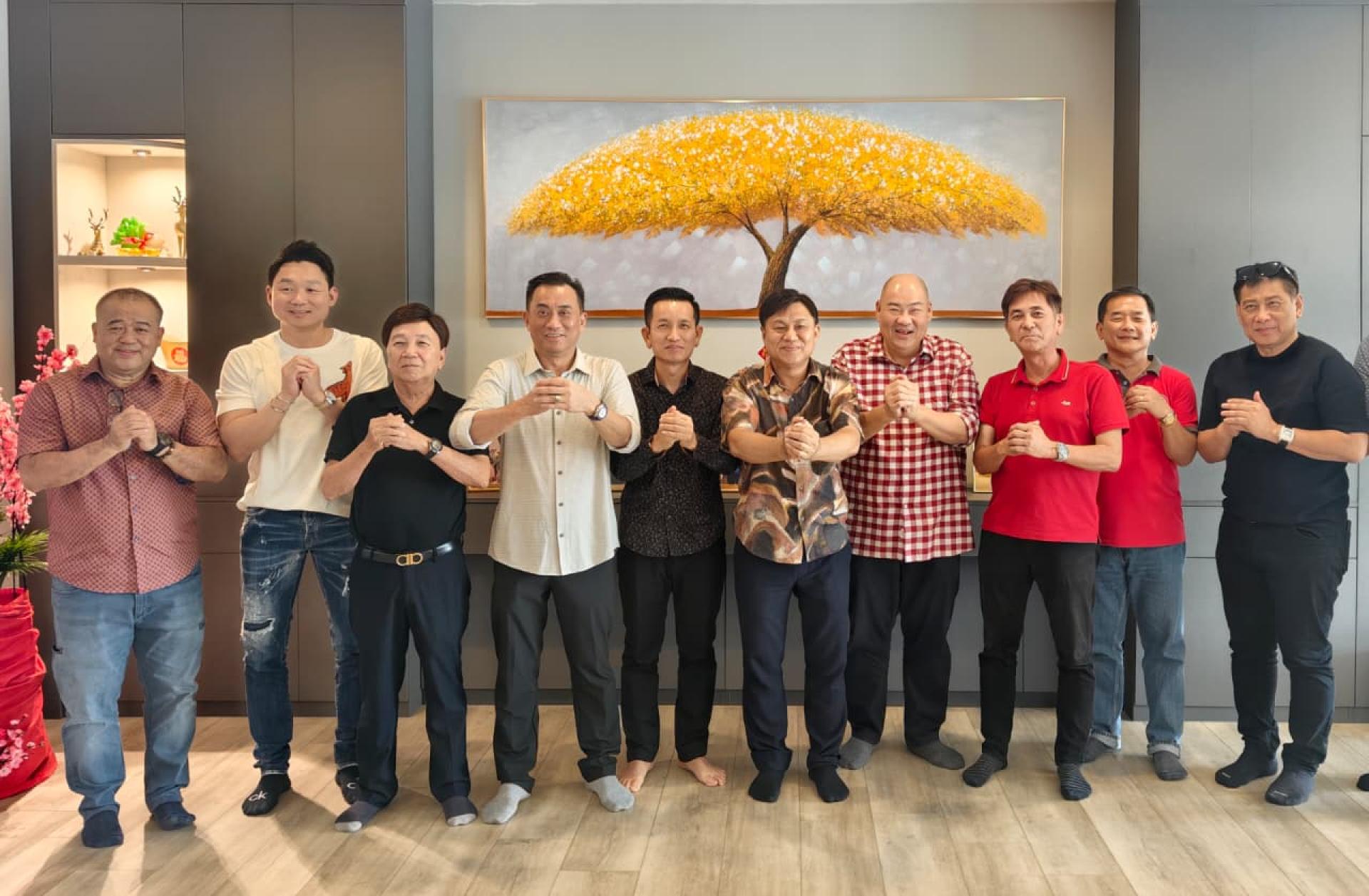 许道兴（左五）与贺年嘉宾合影