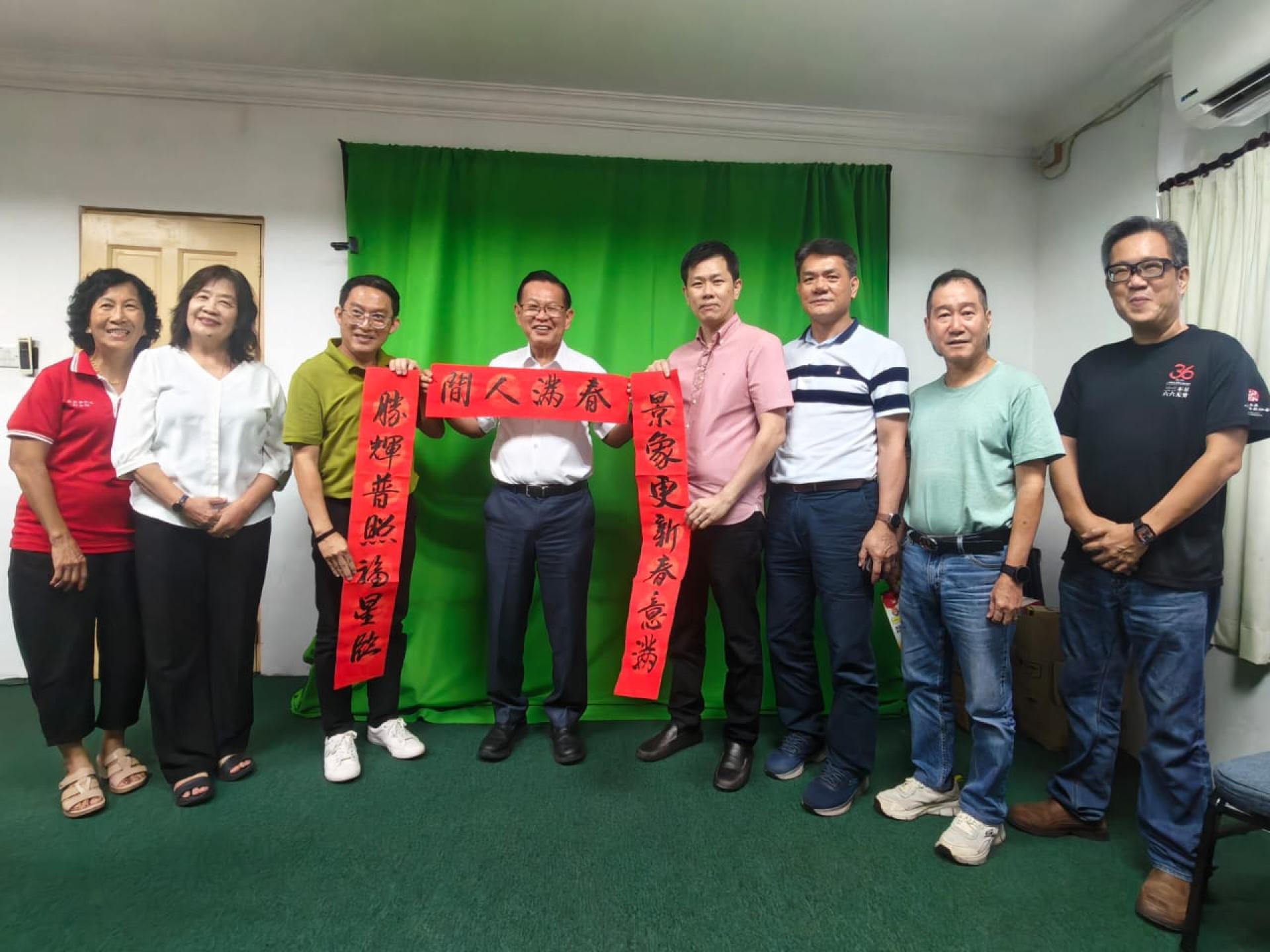 筹备会成员礼貌拜会晚宴特别嘉宾暨就职典礼监誓人砂拉越交通部长拿督斯里李景胜（左4）。