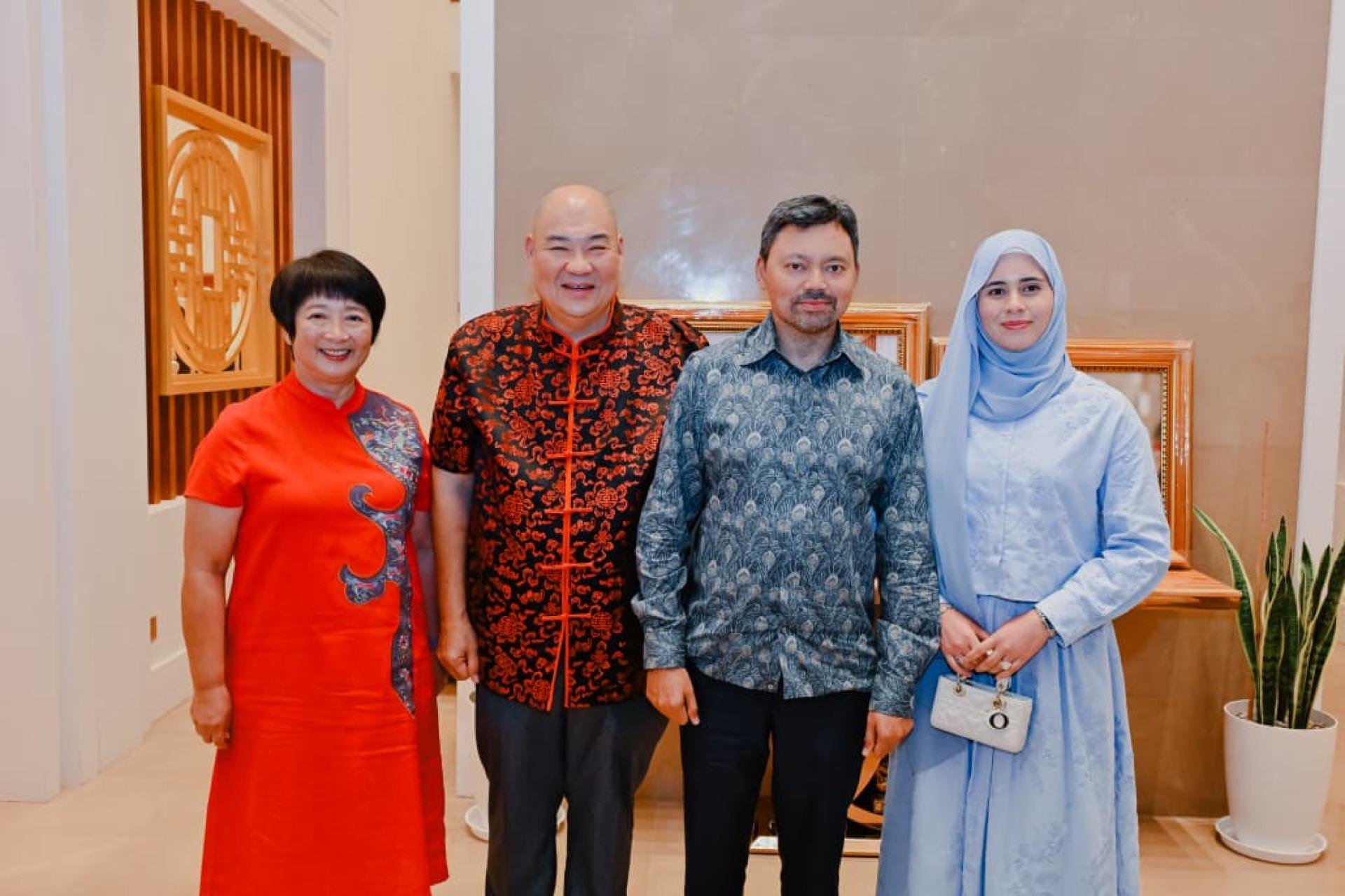 汶莱华人婚姻注册官兼斯市中华总商会会长暨汶莱福建会馆永久名誉主席林汉璋伉俪与首相署高级部长皇太子哈吉阿穆达迪毕拉伉俪合影。