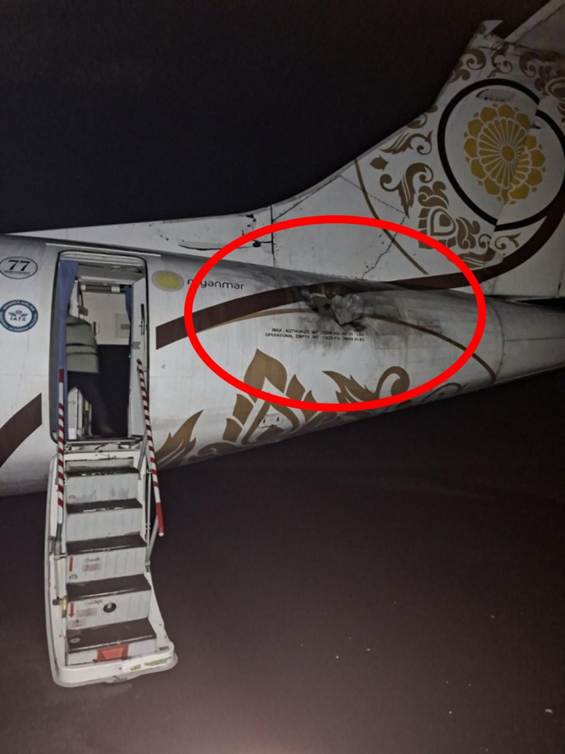 照片显示，一架 缅甸国家航空公司 客机正准备从密支那飞往曼德勒，以及在克钦独立军和巴基斯坦人民国防军恐怖分子发动自杀式无人机袭击后所受到的轻微损坏。